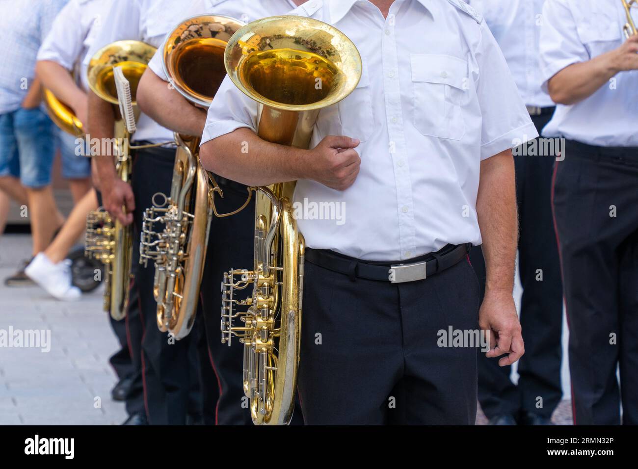 Militärmusiker mit Baritonhorn in der Hand Stockfoto