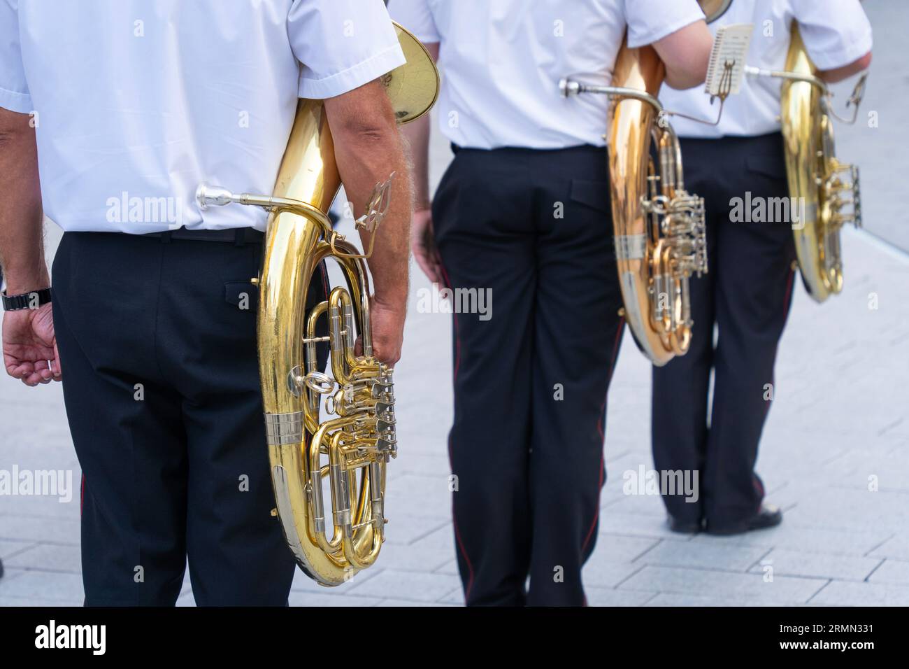 Militärmusiker mit Baritonhorn in der Hand Stockfoto