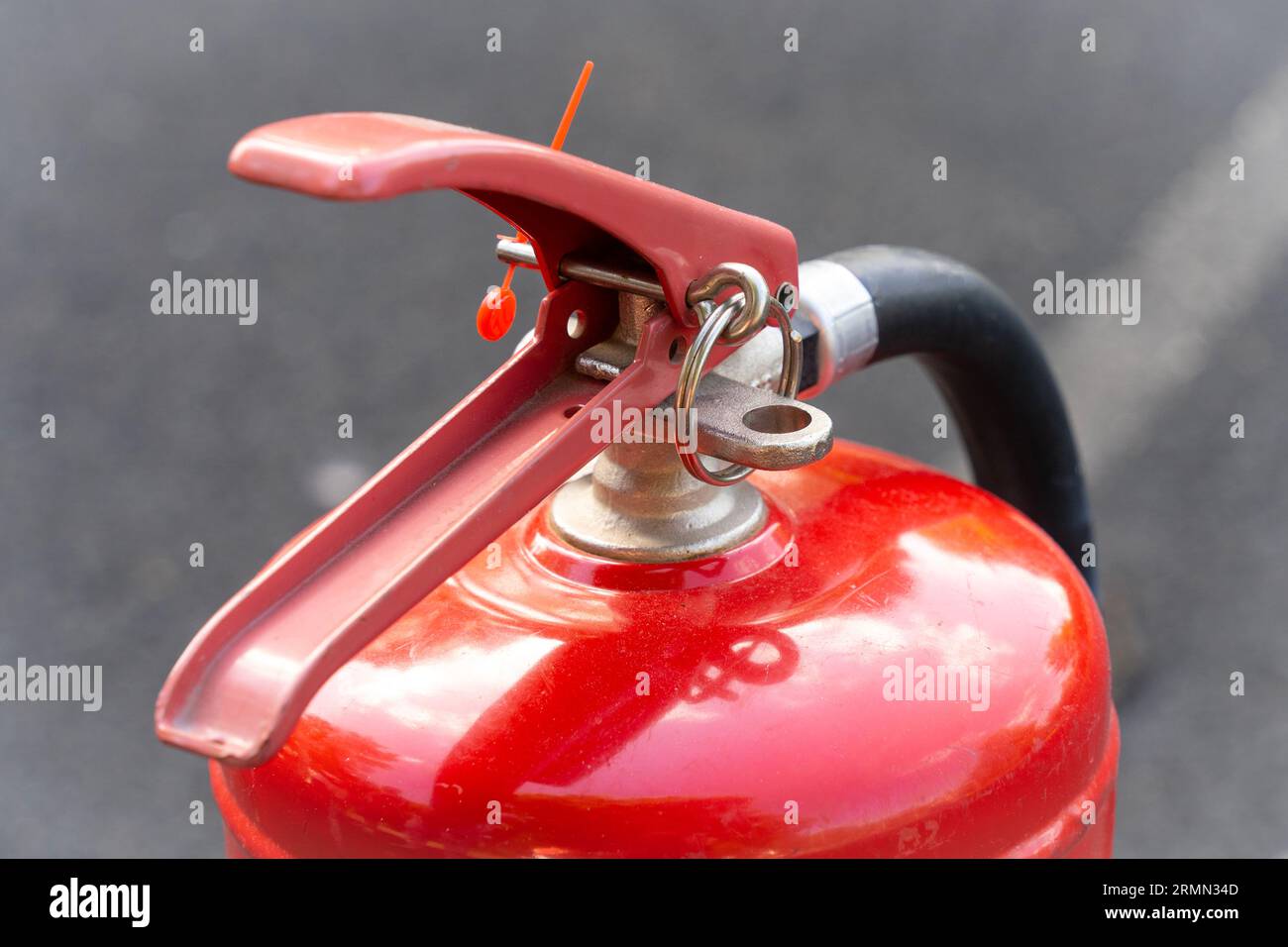 Roter Feuerlöscher, Pulverlöscher Stockfoto