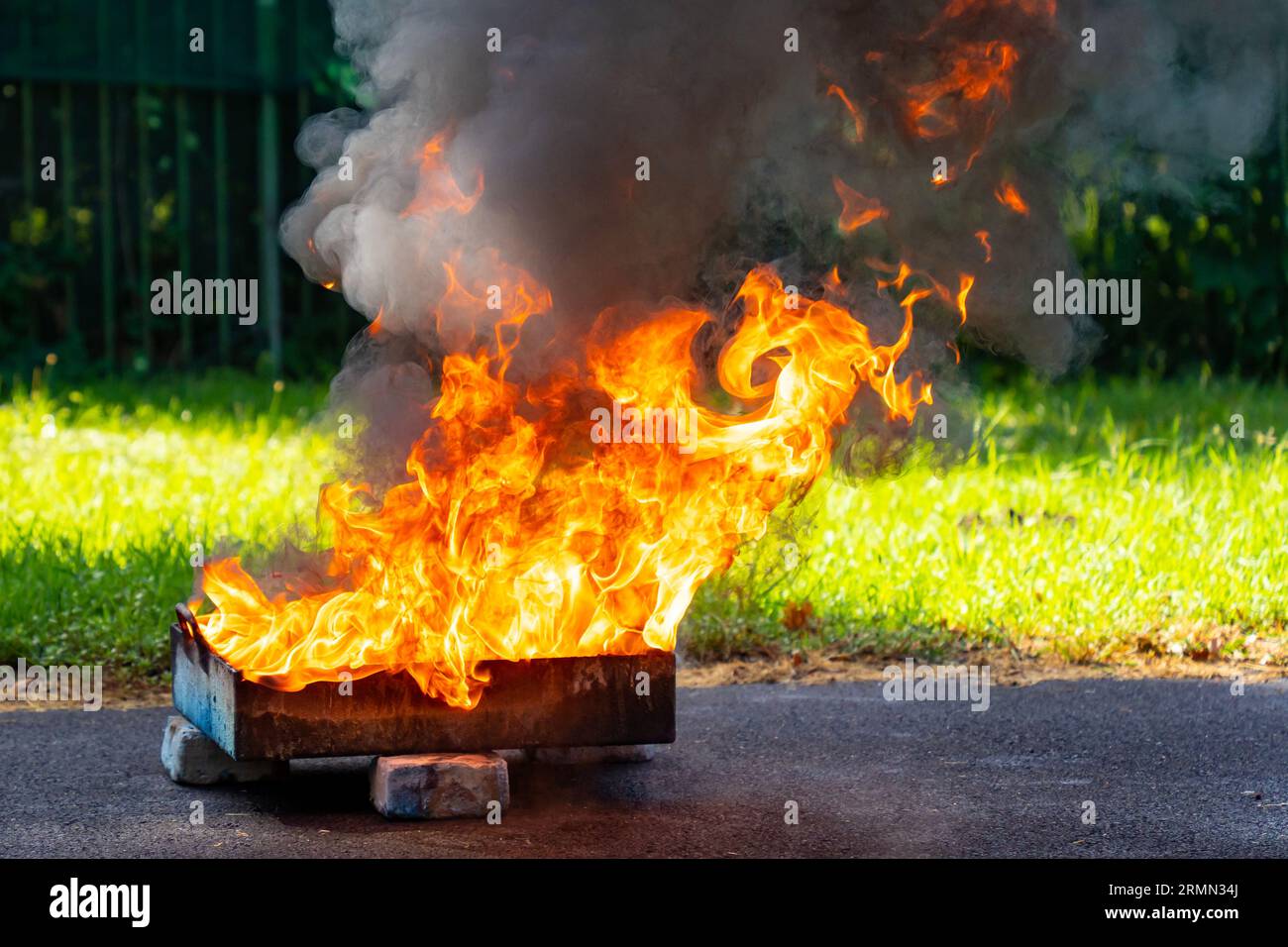 Demonstration eines Küchenbrandes bei einer Brandbekämpfungsdemonstration Stockfoto