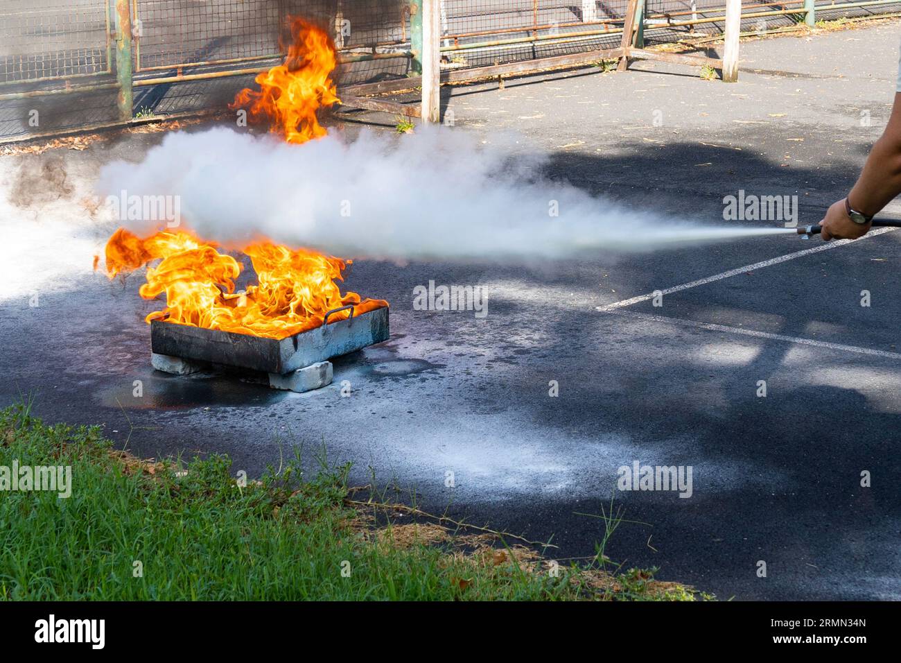 Demonstration eines Küchenbrandes bei einer Brandbekämpfungsdemonstration Stockfoto