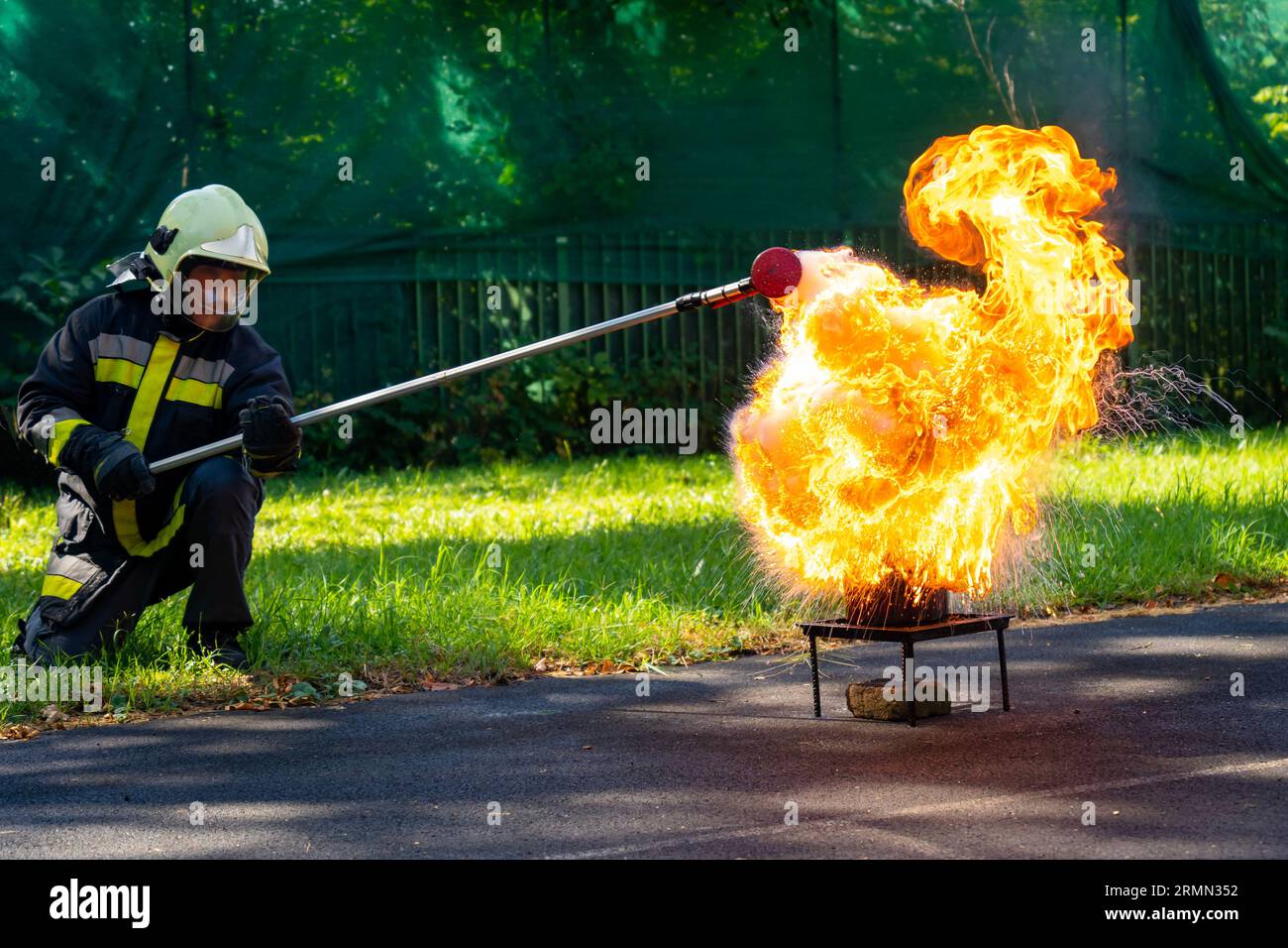 Demonstration eines Küchenbrandes bei einer Brandbekämpfungsdemonstration Stockfoto