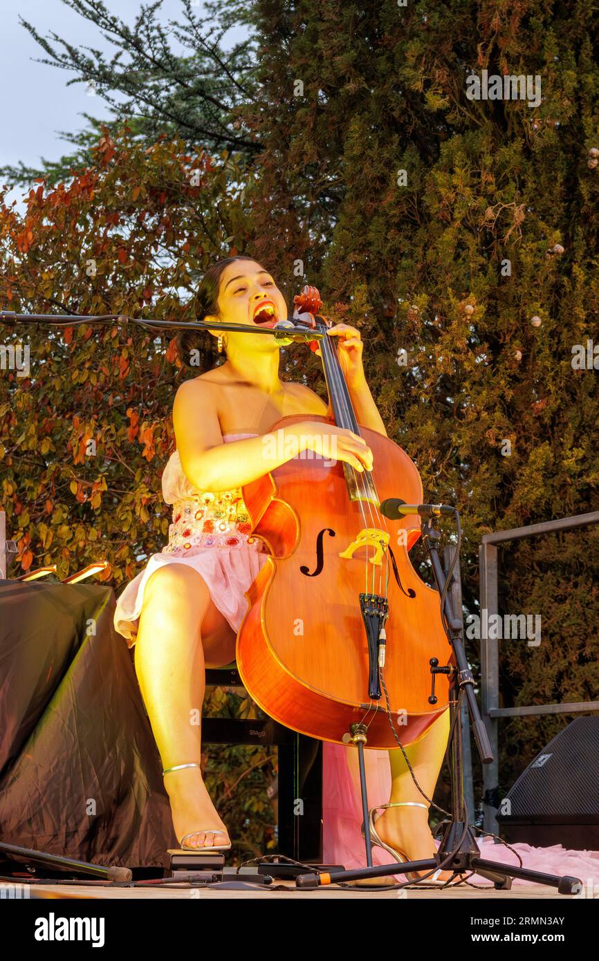 ANA Carla Maza im Konzert für die Festival Invitations, im Oppidum d'Enserune. Nissan-lez-Enserune, Occitanie, Frankreich Stockfoto