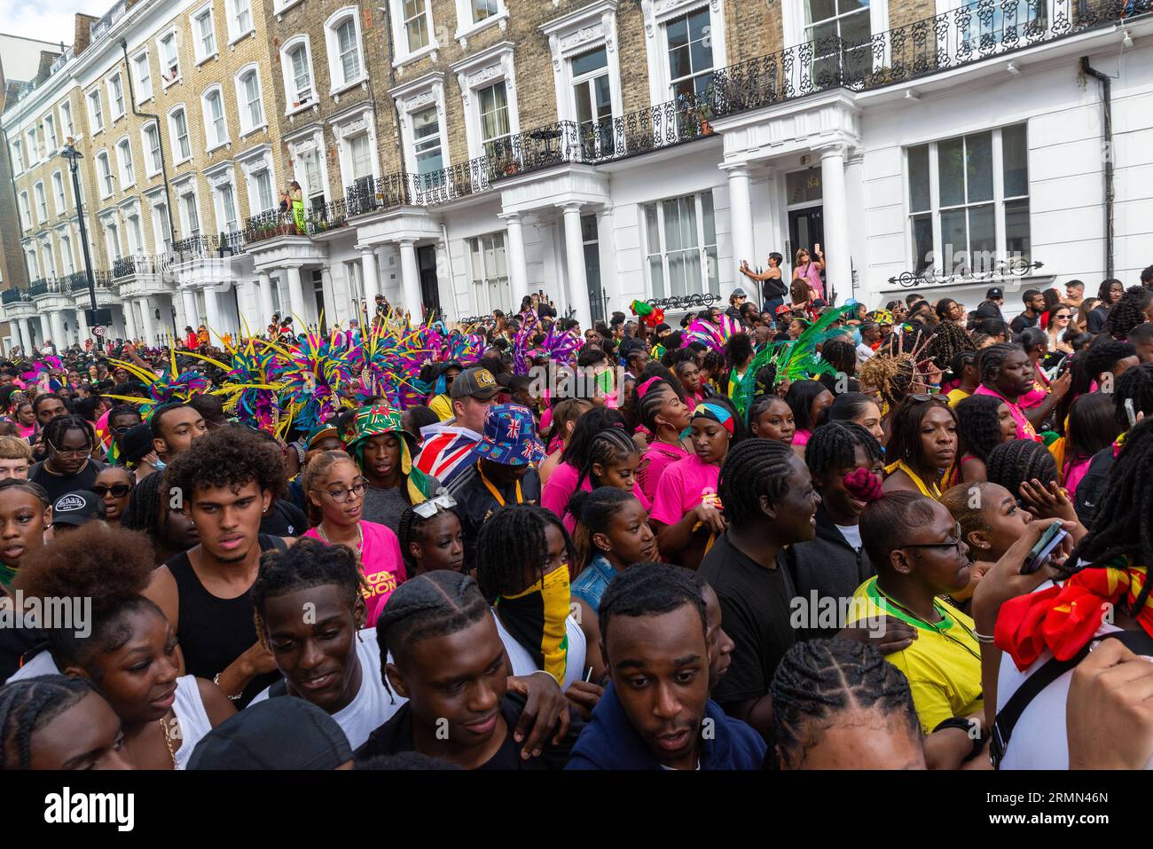 Menschenmassen bei der Notting Hill Carnival Grand Parade 2023, London, Großbritannien. Fahren Sie vorbei an Hotels in Chepstow Road, W2 Stockfoto