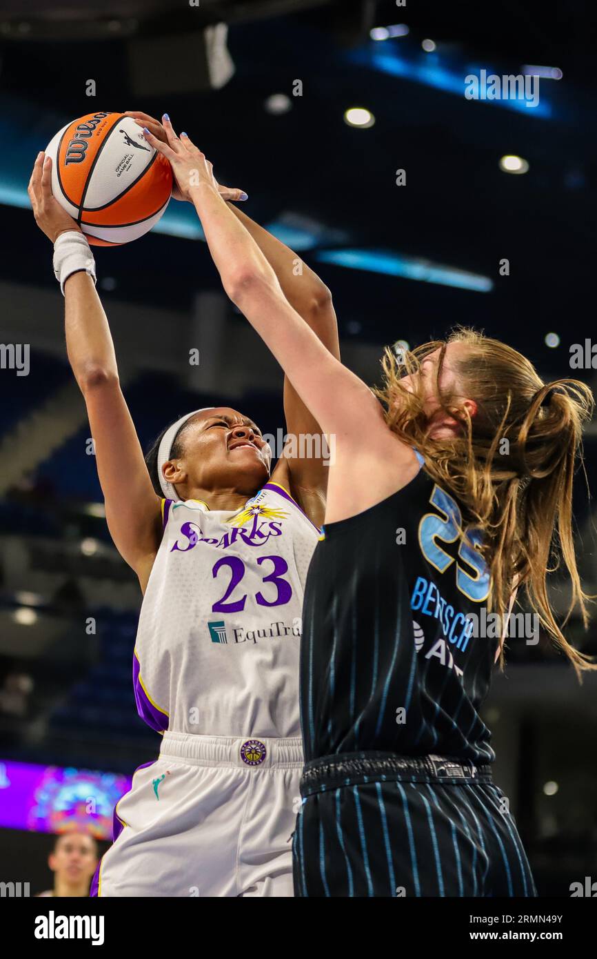 Azurá Stevens begibt sich in der Wintrust Arena in Chicago gegen den Verteidiger der Chicago Sky. Stockfoto