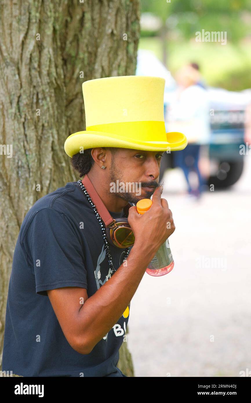 Dennis Festival Days. Ein Teilnehmer an der Antikautomobilparade mit seinem Hut Stockfoto