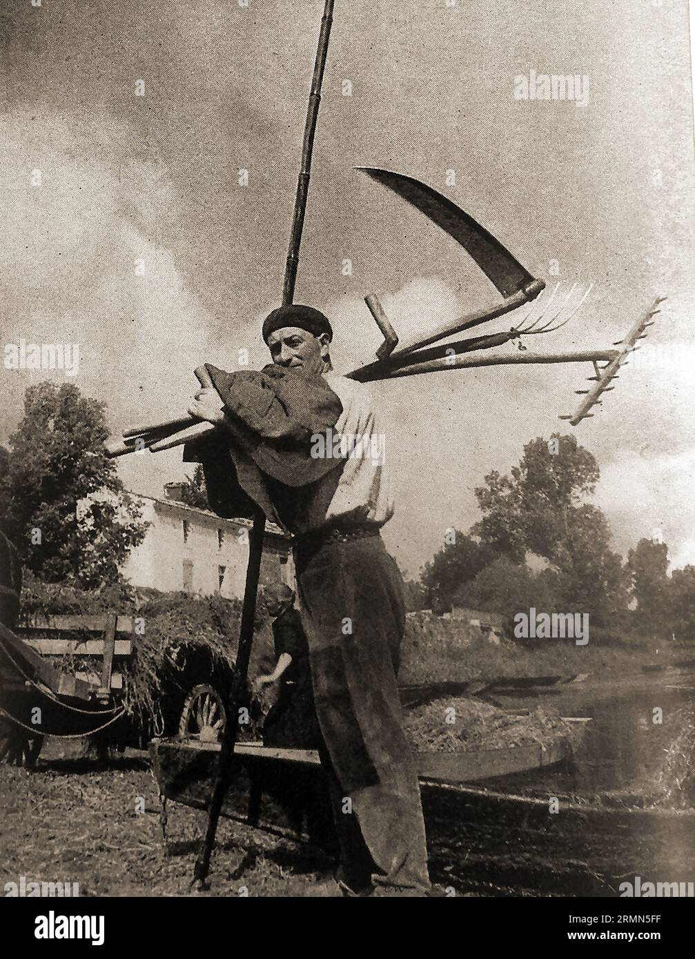 Frankreich 1939 - Ein Schilfschneider in Poitou - Frankreich 1939 - UN Coupeur de roseaux en Poitou Stockfoto