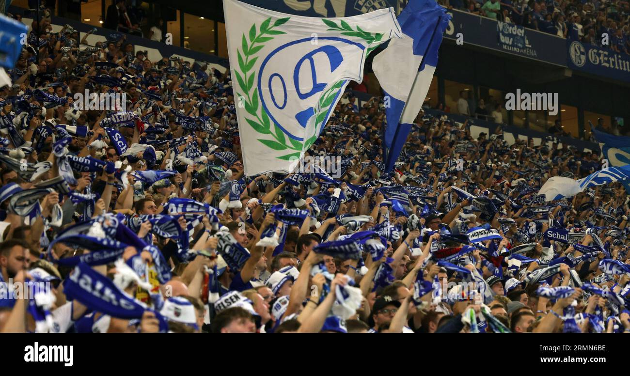 Gelsenkirchen, Deutschland. 25. August 2023. firo : 08/25/2023 2.Bundesliga Zweitliga Saison 2023/24 FC Schalke 04 - Holstein Kiel 0:2 Flagge, Einleger, Fans, General, Einleger Kredit: dpa/Alamy Live News Stockfoto