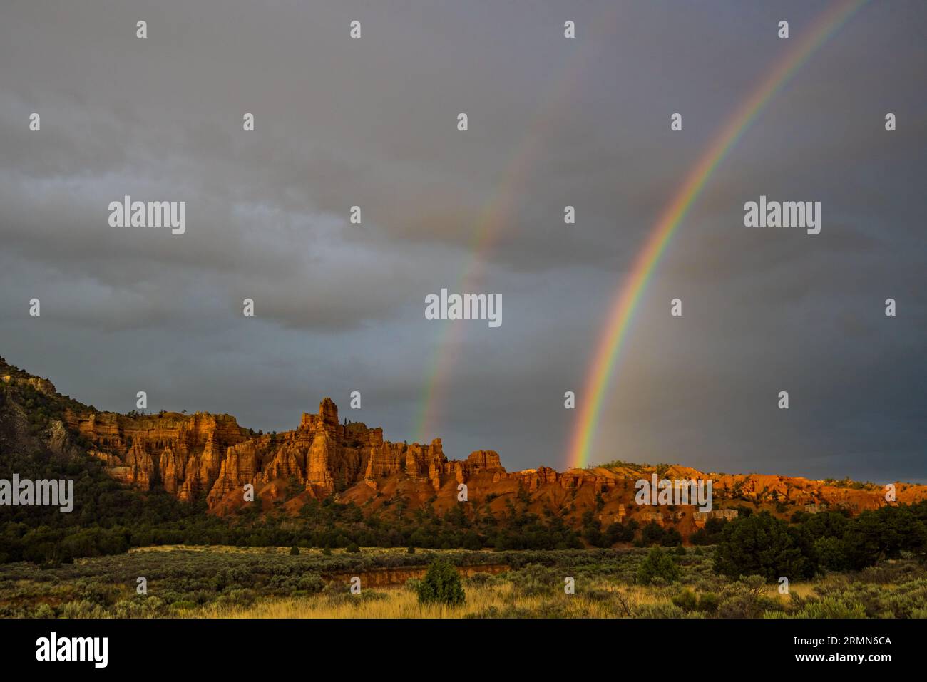 Brillante doppelte Regenbögen in der Gegend um den Red Canyon entlang des Highway 12. Utah, USA. Stockfoto