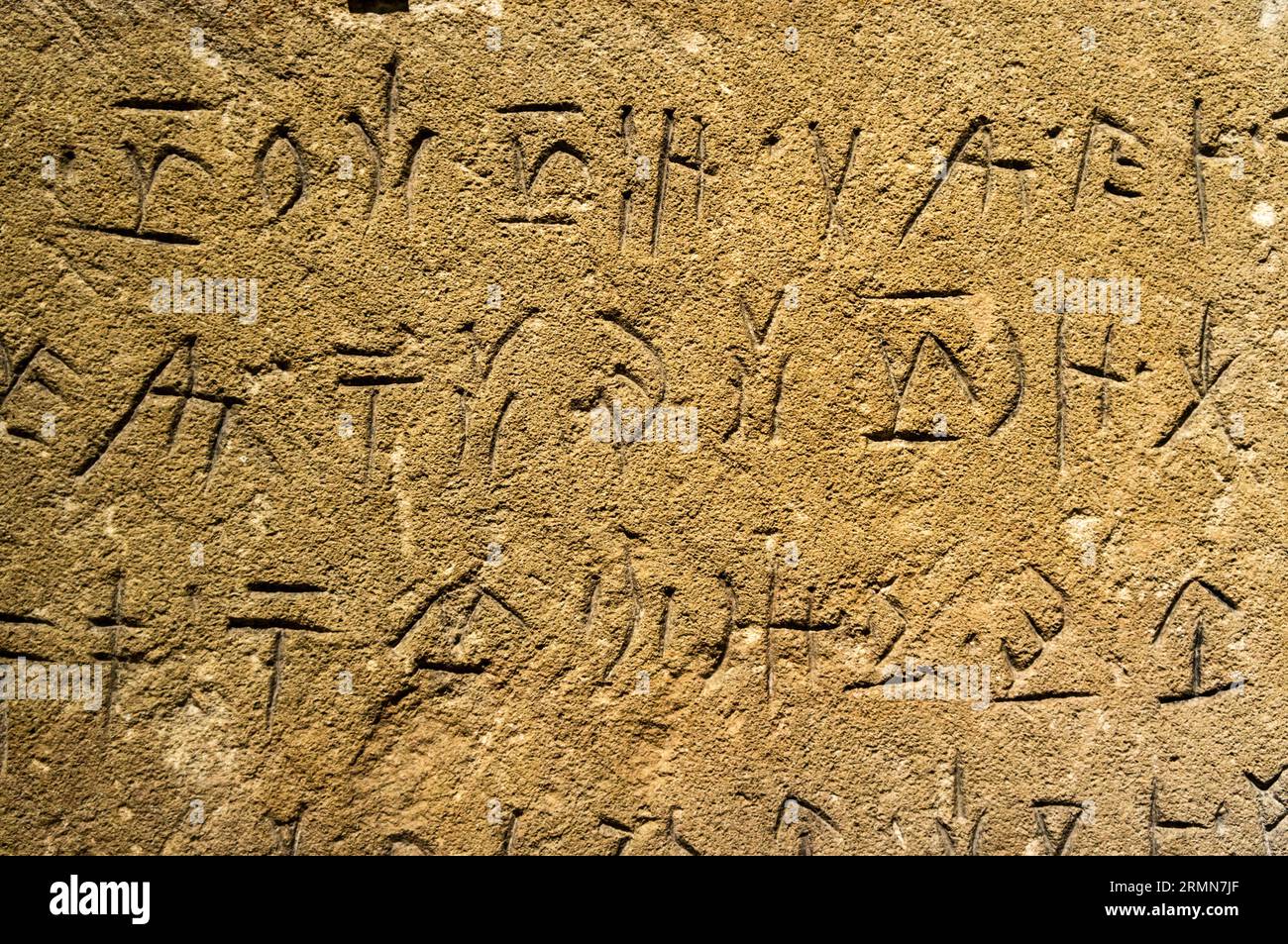 Ein Kalksteinblock, wahrscheinlich aus Amathous auf Zypern. Beschriftet mit nicht entzifferten Eteocypriot-Zeichen. 500-300 V. CHR. Ashmolean Museum, Oxford. Stockfoto