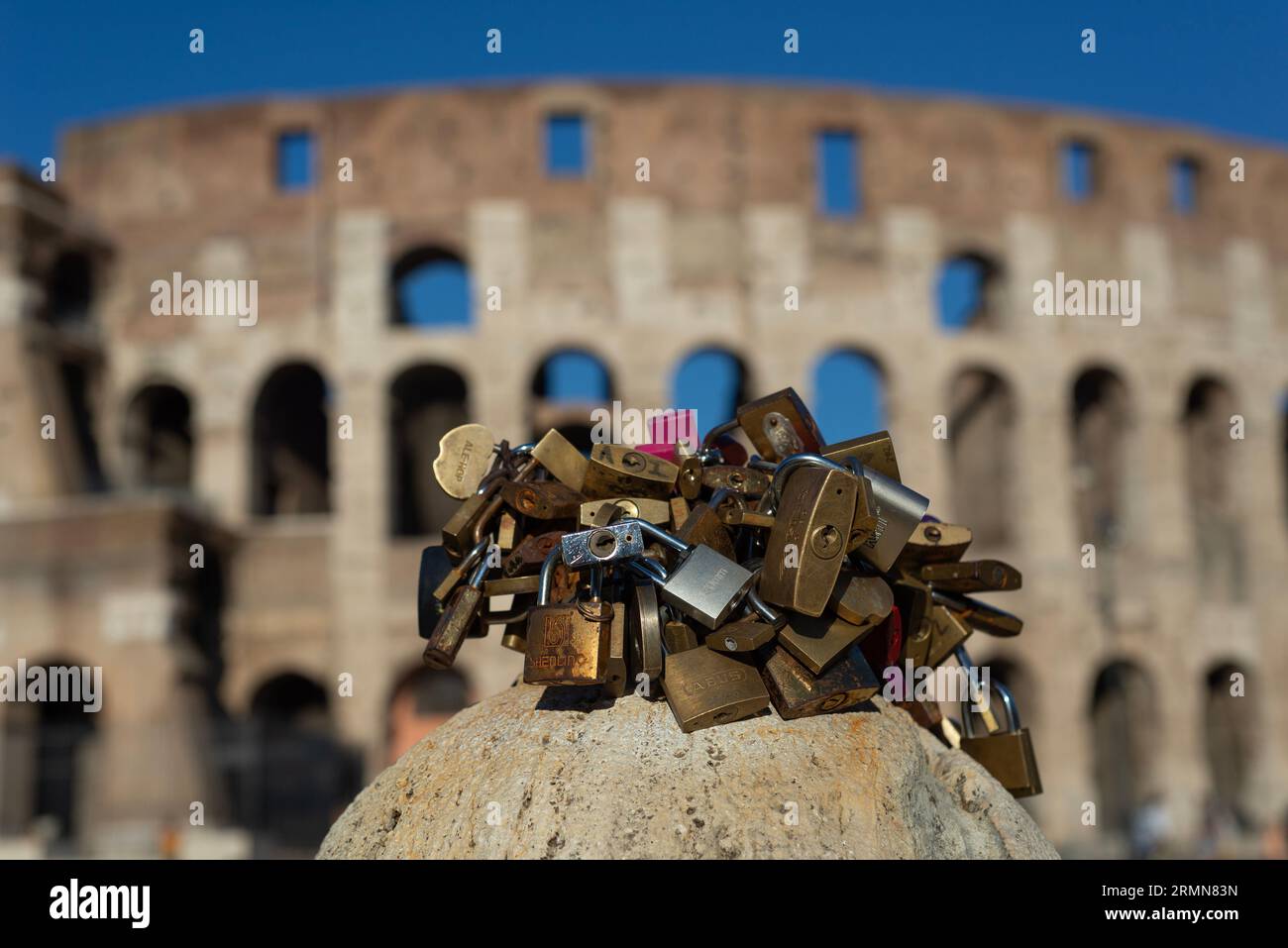 Vorhängeschlösser als Liebesbeweis im Kolosseum, Rom Stockfoto