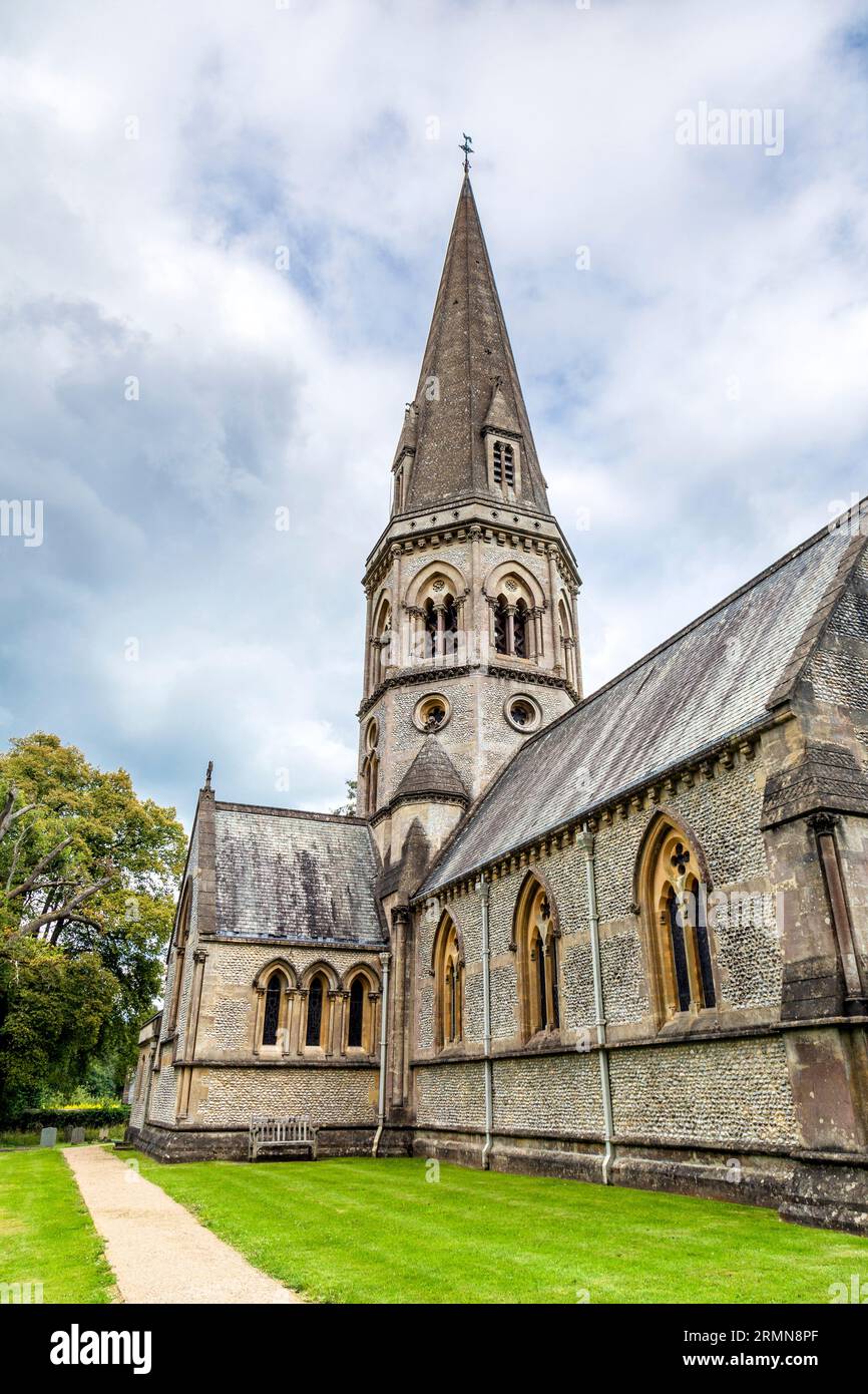 Außenfassade der St. Barnabas Church aus dem 19. Jahrhundert, Ranmore, entworfen von Sir George Gilbert Scott in Surrey Hills bei Dorking, England Stockfoto Außenfassade der St. Barnabas Church aus dem 19. Jahrhundert, Ranmore, entworfen von Sir George Gilbert Scott in Surrey Hills bei Dorking, England Stockfoto