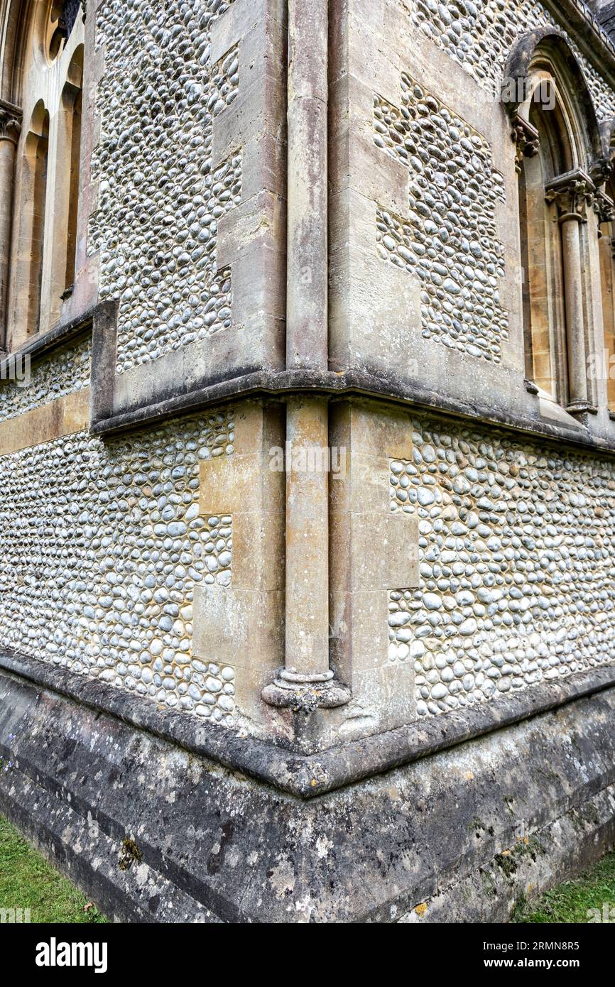 Ziersäule an der Ecke der St. Barnabas Church, Ranmore, Surrey Hills bei Dorking, England Stockfoto