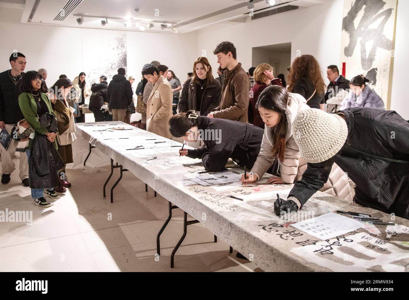 People Writing Kalligraphy at Christie's Lates: Year of the Rabbit 2023, London, England Stockfoto