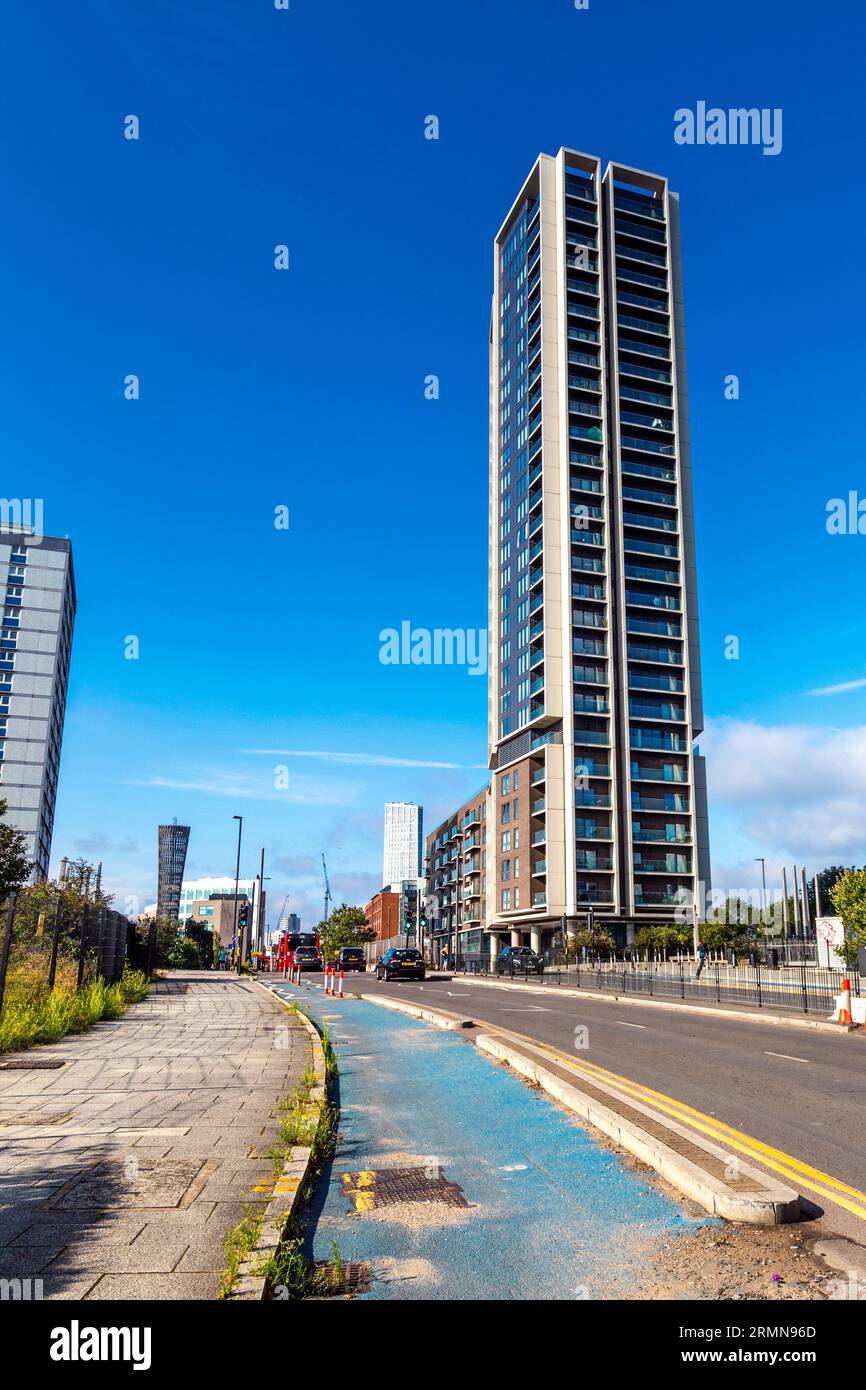 River Heights Apartmentkomplex und Stratford High Street mit Cycling Superhighway 2, London, England Stockfoto