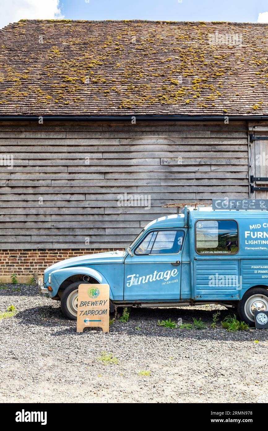 Vintage Coffee Truck bei der Farnham Brewing Company, Pierrepont Farm, Surrey Hills, England Stockfoto