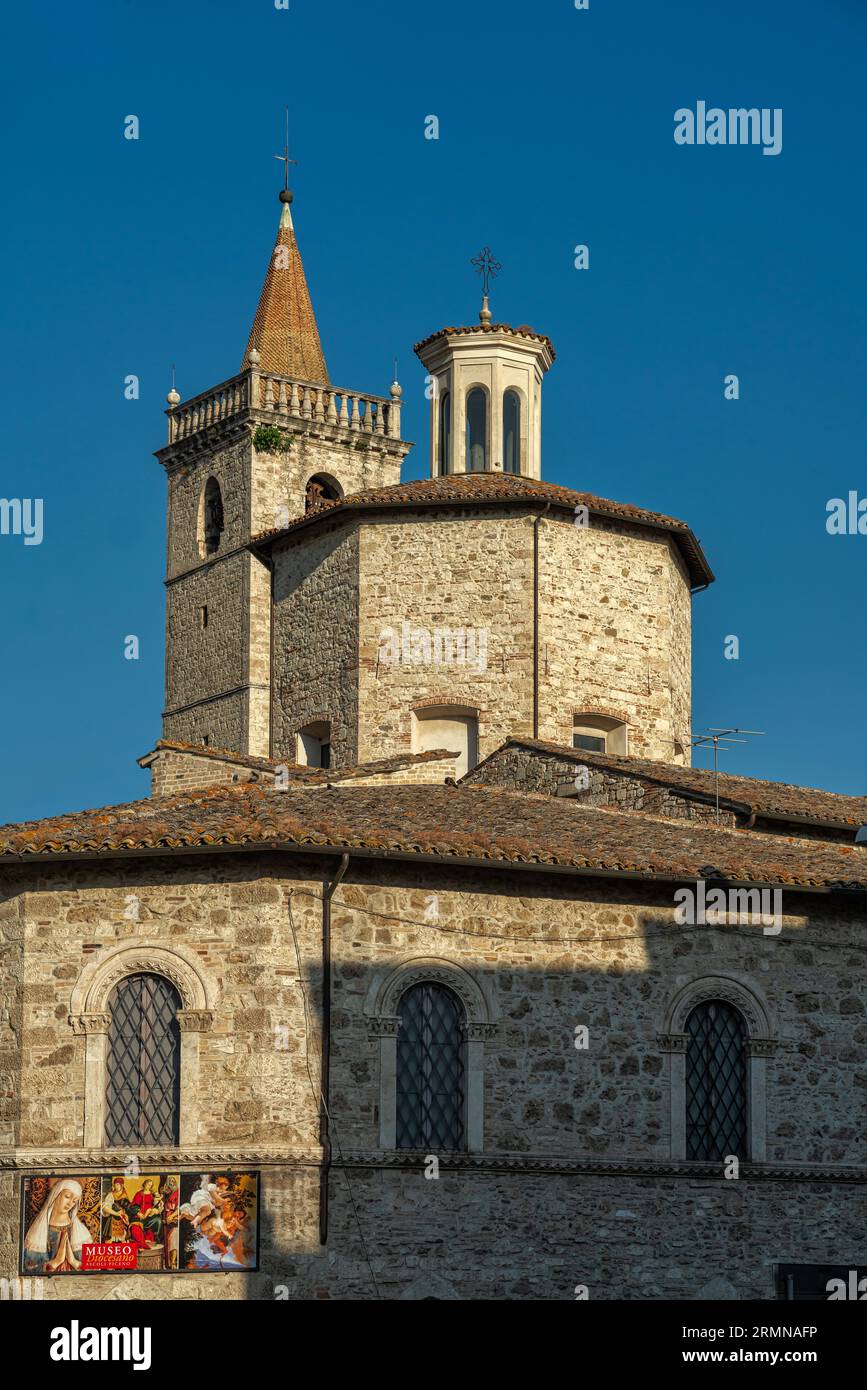Detail des Glockenturms, der Kuppel und der Laterne der Kathedrale von Sant'Emidio in Ascoli Piceno. Ascoli Piceno, Marche Region, Italien, Europa Stockfoto