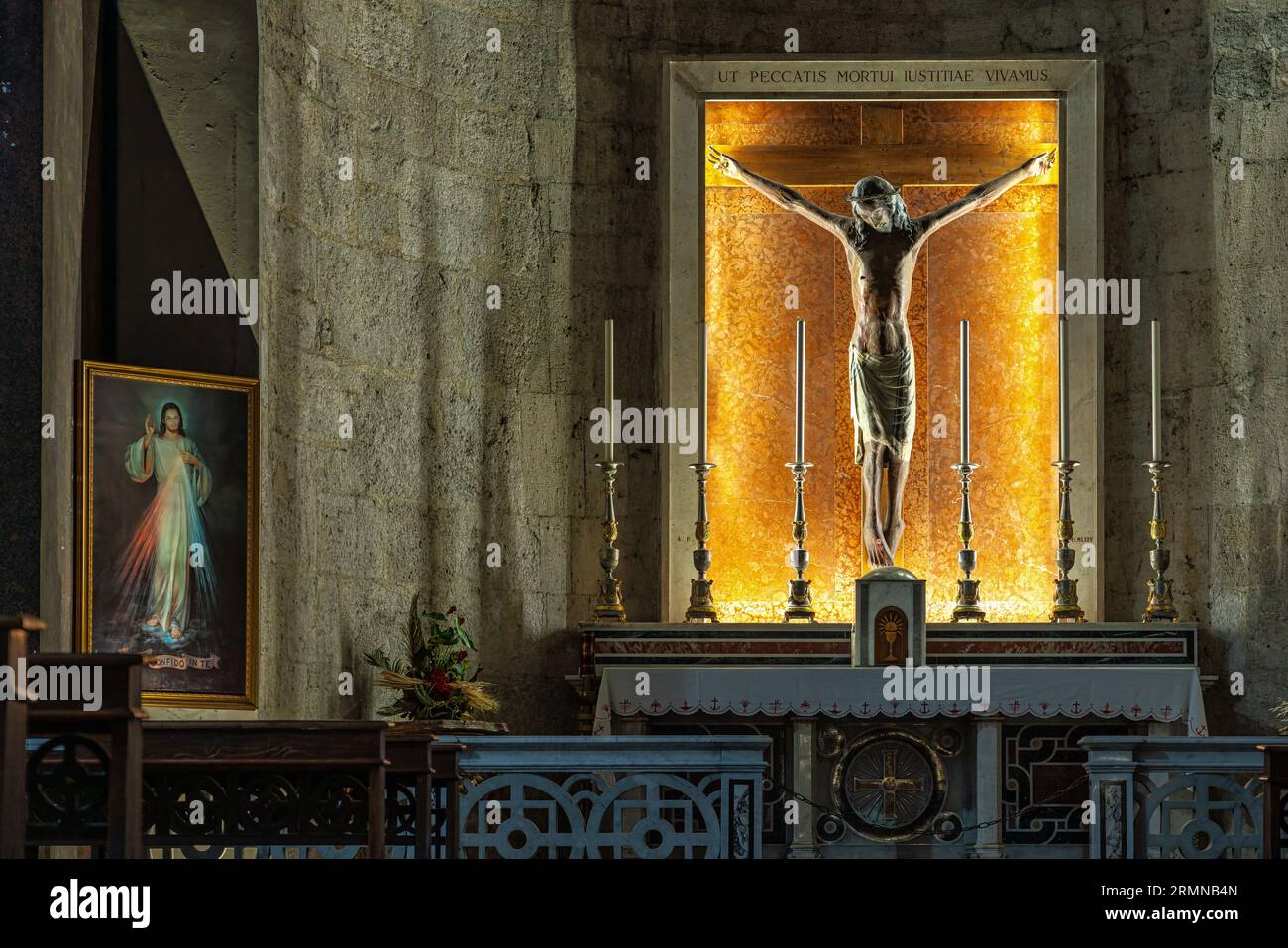 Kapelle des Heiligen Kruzifix, Skulptur aus der ersten Hälfte des 15. Jahrhunderts, aus der Schule der Marken. Ascoli Piceno, Region Marken, Italien, Stockfoto