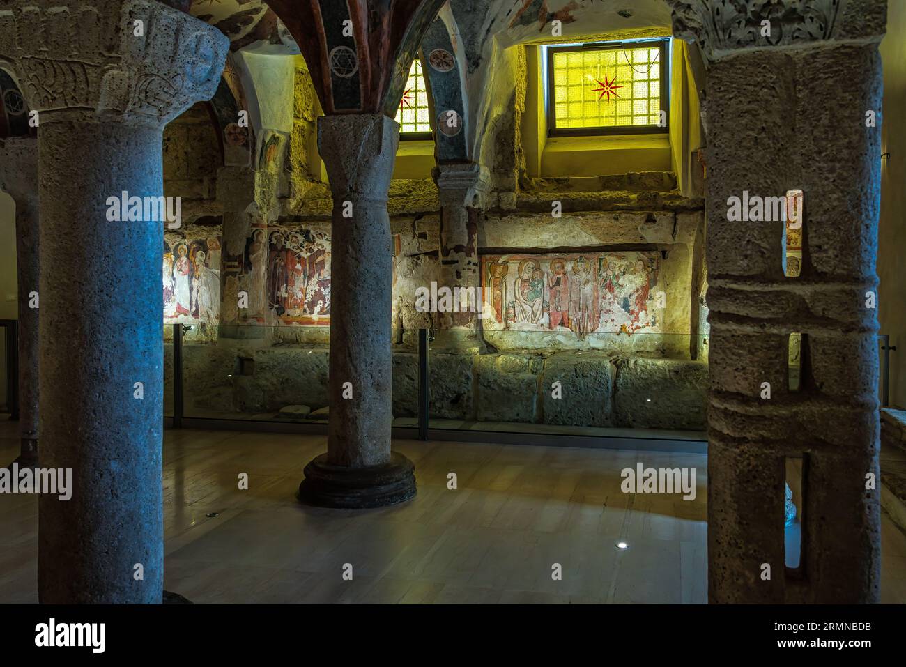Die Travertinsäulen, die die Gewölbe stützen, die mit Fresken der Krypta von Sant'Emidio unter der Kathedrale von Ascoli Piceno verziert sind. Region Marken Stockfoto