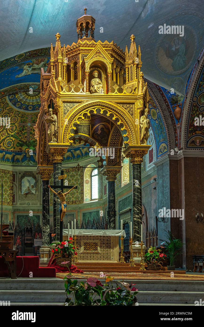 Das Presbyterium, das hölzerne Ziborium und die Kuppel des Hauptaltars in der Kathedrale von Sant'Emidio in Ascoli Piceno. Marche Region, Italien, Europa Stockfoto
