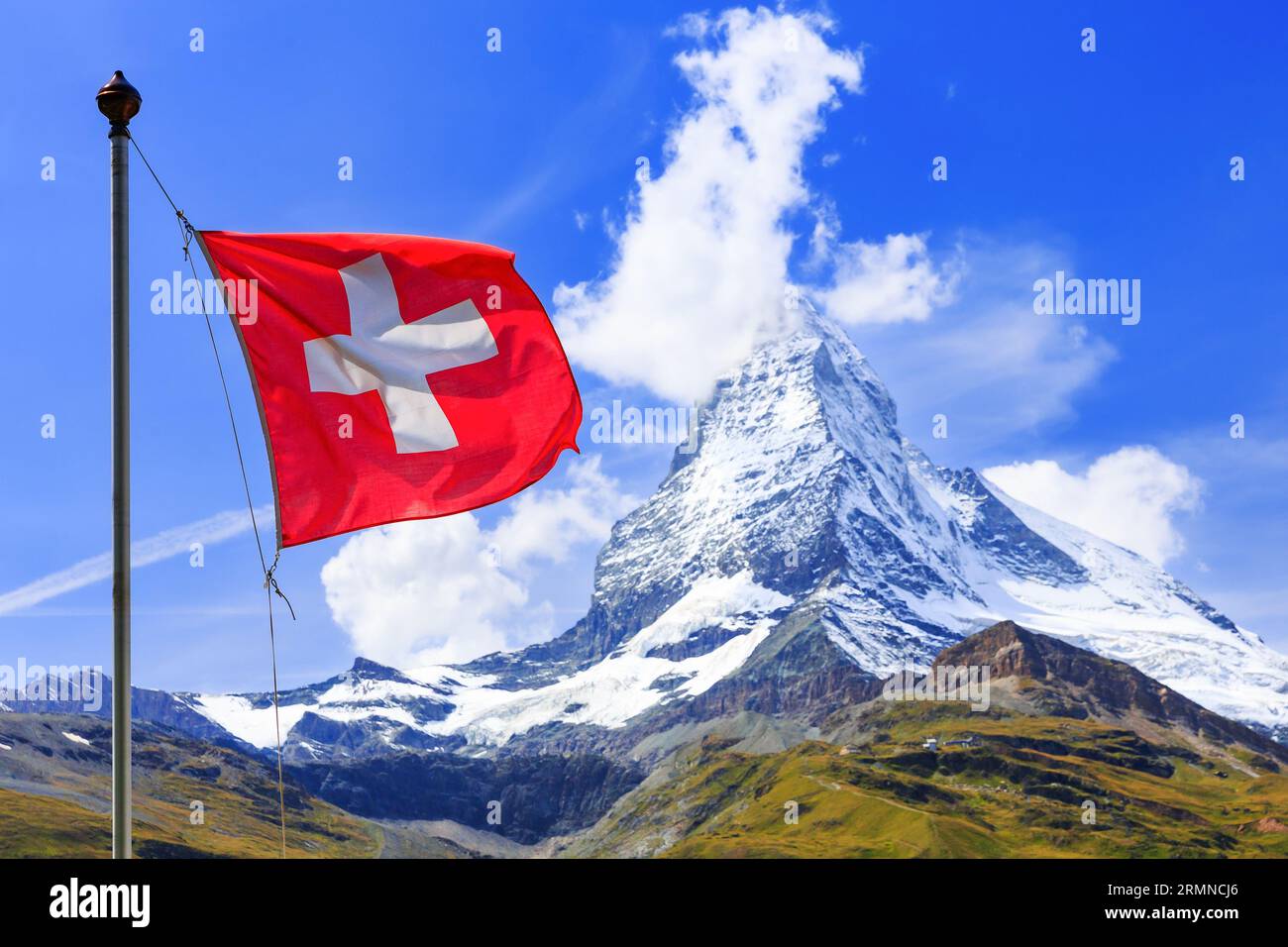 Zermatt, Schweiz. Schweizer Flagge mit Matterhornberg im Hintergrund. Region Wallis. Stockfoto