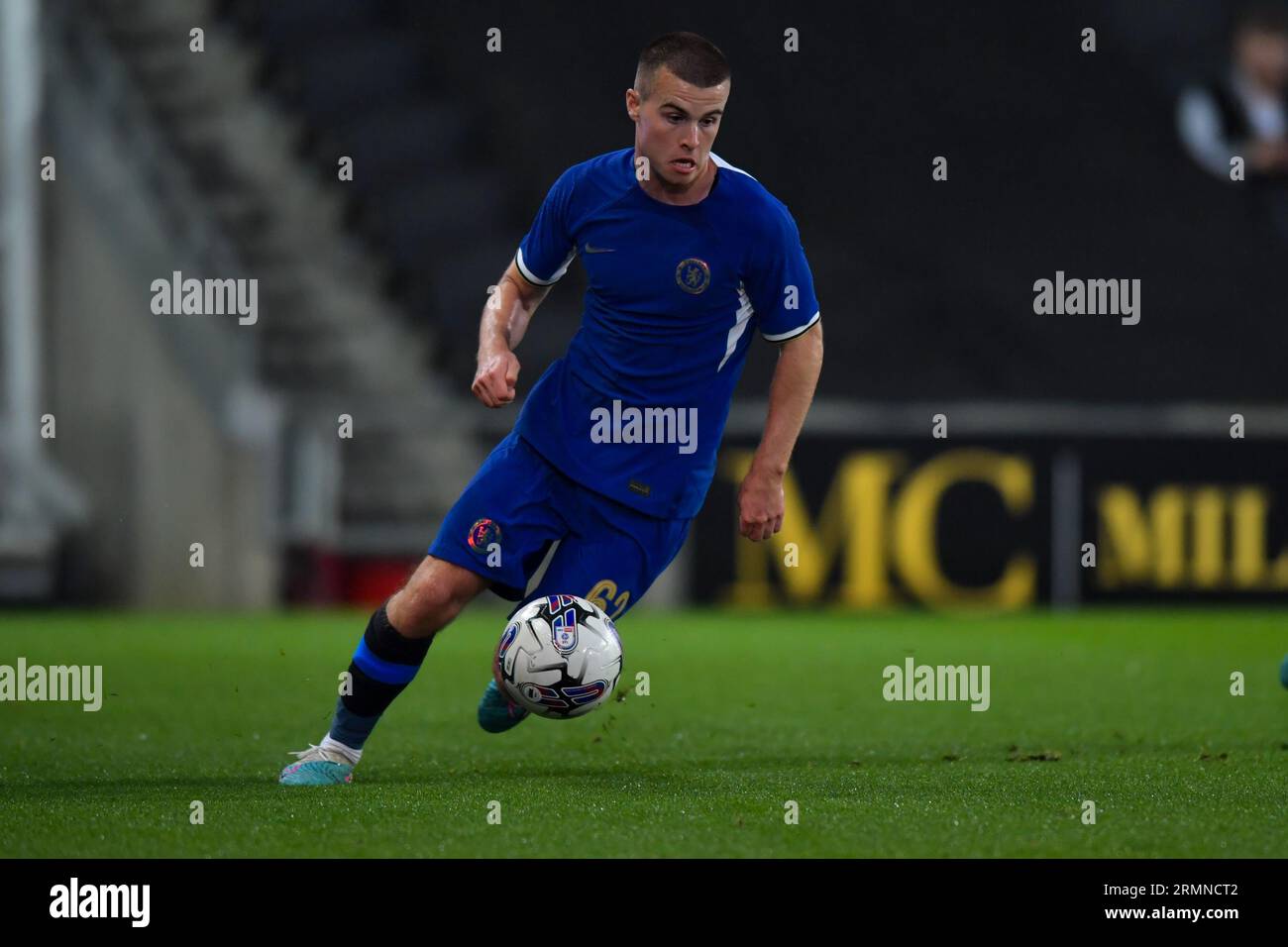 Ronnie Stutter (62 Chelsea) kontrolliert den Ball während des EFL Trophy-Spiels zwischen MK Dons und Chelsea im Stadion MK, Milton Keynes am Dienstag, den 29. August 2023. (Foto: Kevin Hodgson | MI News) Credit: MI News & Sport /Alamy Live News Stockfoto