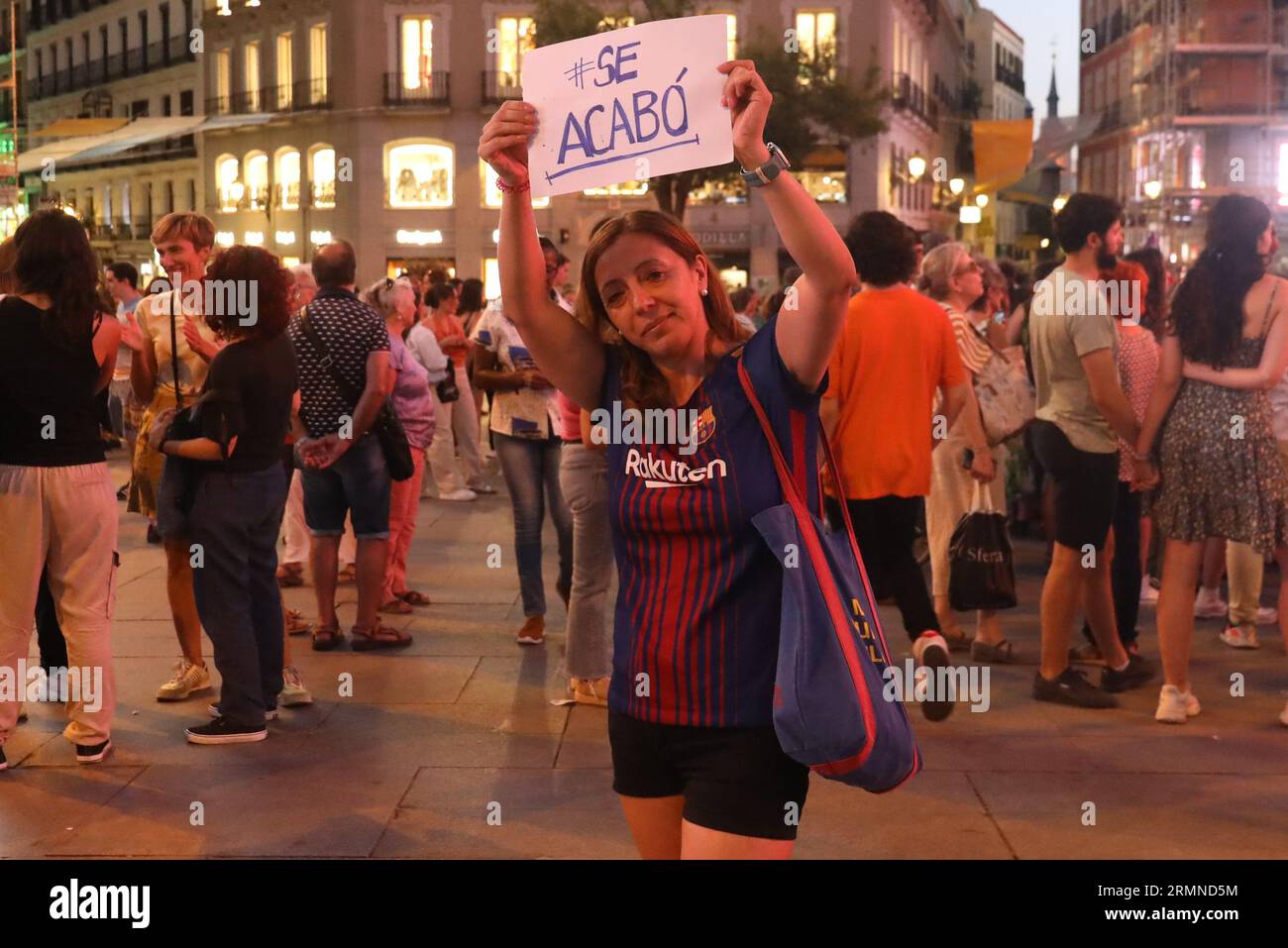 Eine Demonstrantin hält ein Plakat, das ihre Meinung während der Demonstration ausdrückt. Hunderte von Menschen versammelten sich auf der Plaza de Callao in Madrid, um Jenni Hermoso zu unterstützen, die im spanischen Frauenfußball spielt und von Luis Rubiales, dem Präsidenten des spanischen Fußballverbands, bei der Preisübergabe belästigt wird, als sie die Meistertrophäe erhielt. Stockfoto