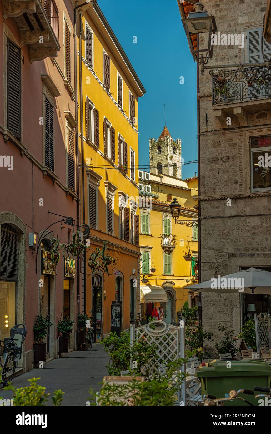 Ein Blick auf die Via dei Tibaldeschi im historischen Zentrum von Ascoli Piceno. Im Hintergrund steht der Bürgerturm des Palazzi dei Capitani Stockfoto