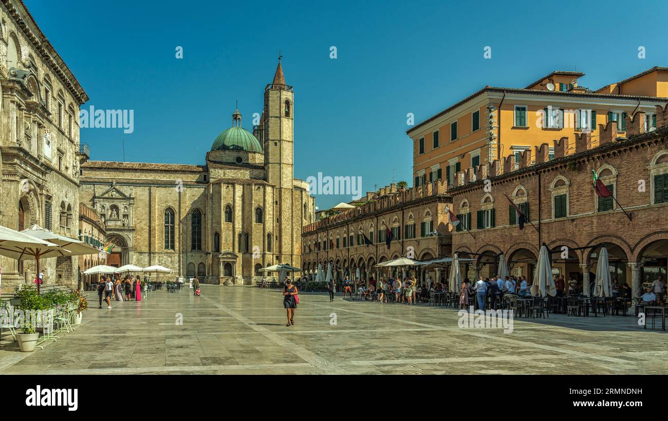 Piazza del Popolo mit der Basilika San Francesco, dem Palazzo dei Capitani und den historischen Gebäuden mit Bars und Restaurants. Stockfoto