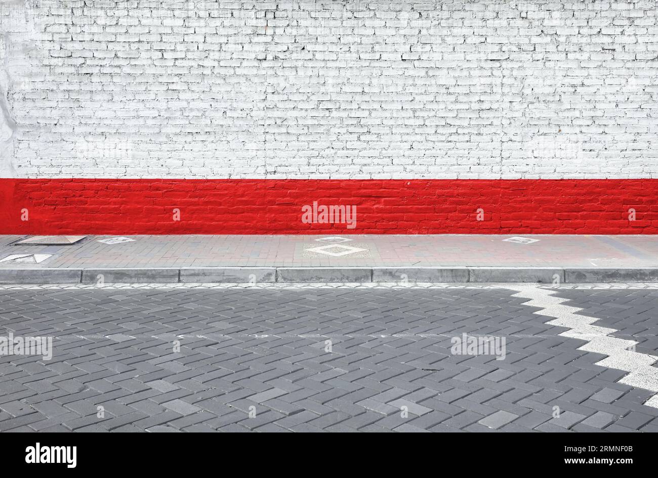 Straßenansicht einer alten Ziegelmauer, städtischer Hintergrund. Stockfoto