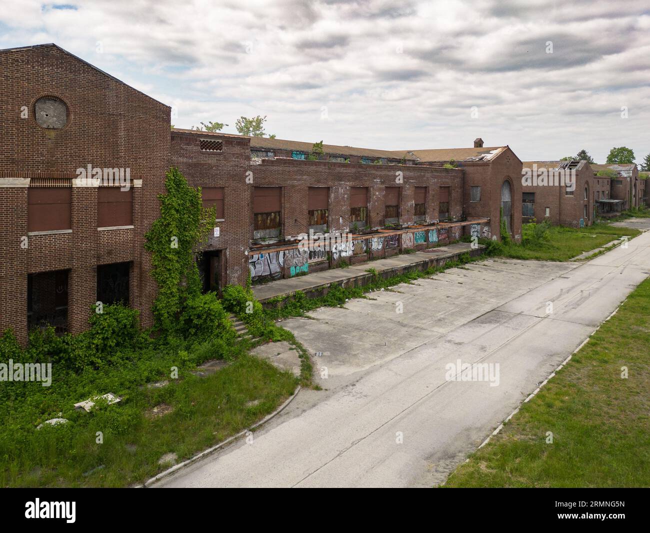 Kings Park, New York - 21. Mai 2023: Außenansicht des historischen, verlassenen Kings Park Psychiatric Hospital. Stockfoto