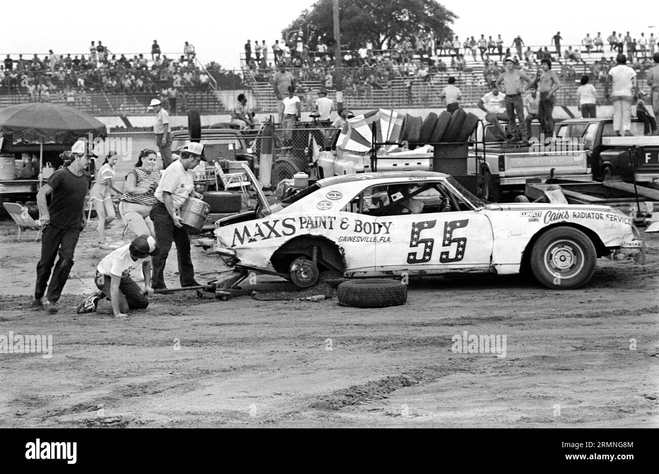 Am Wochenende arbeiten Amateurwagen-Rennteams an ihren Autos während eines Boxenstopps auf dem Volusia Speedway in Barberville, Florida, während eines Rennens im Jahr 1984. Stockfoto