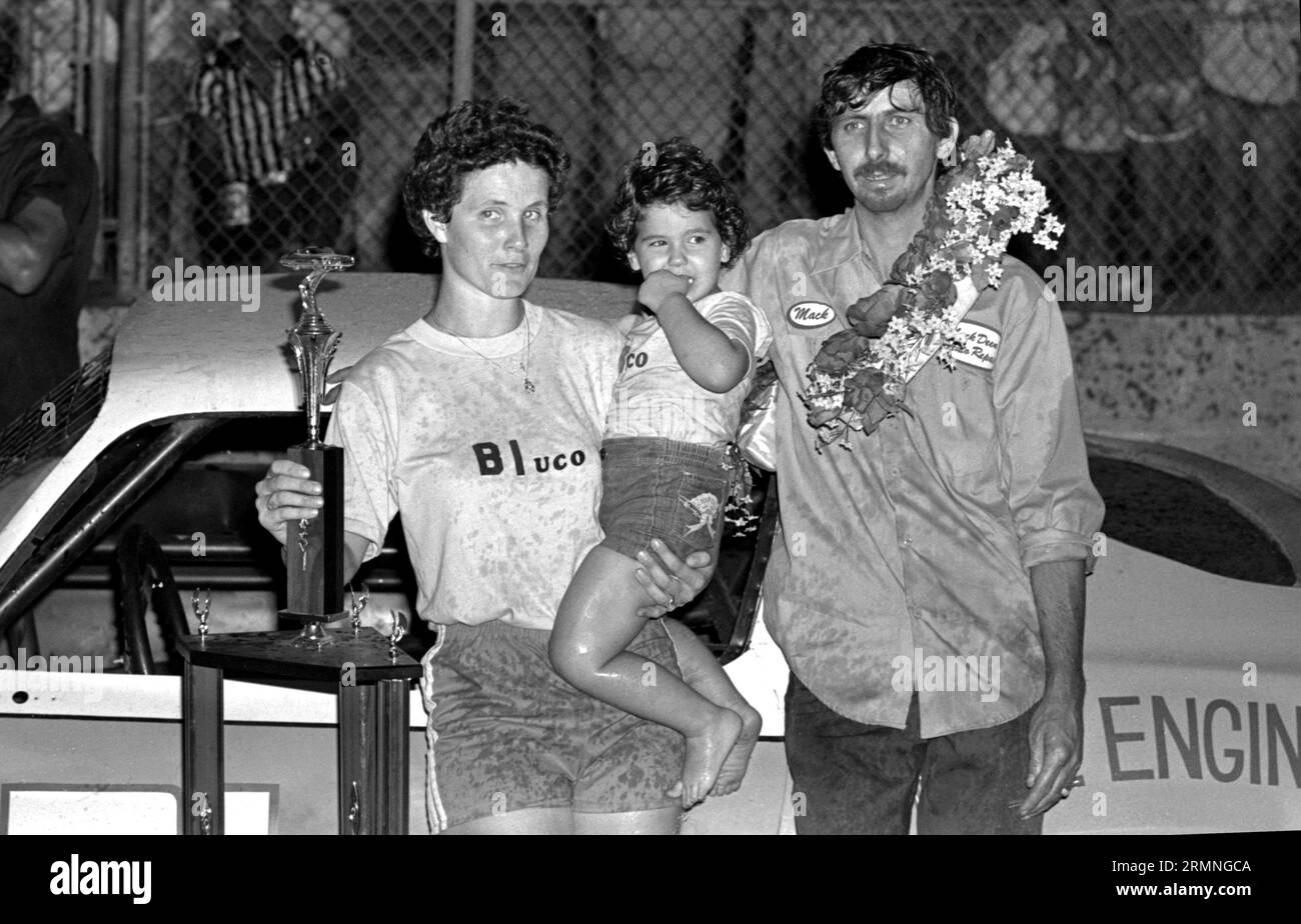 Der Sieger eines Stock-Car-Rennens 1984 auf dem Volusia Speedway in Barberville, Florida, posiert mit seiner Trophäe und seiner Familie. Stockfoto