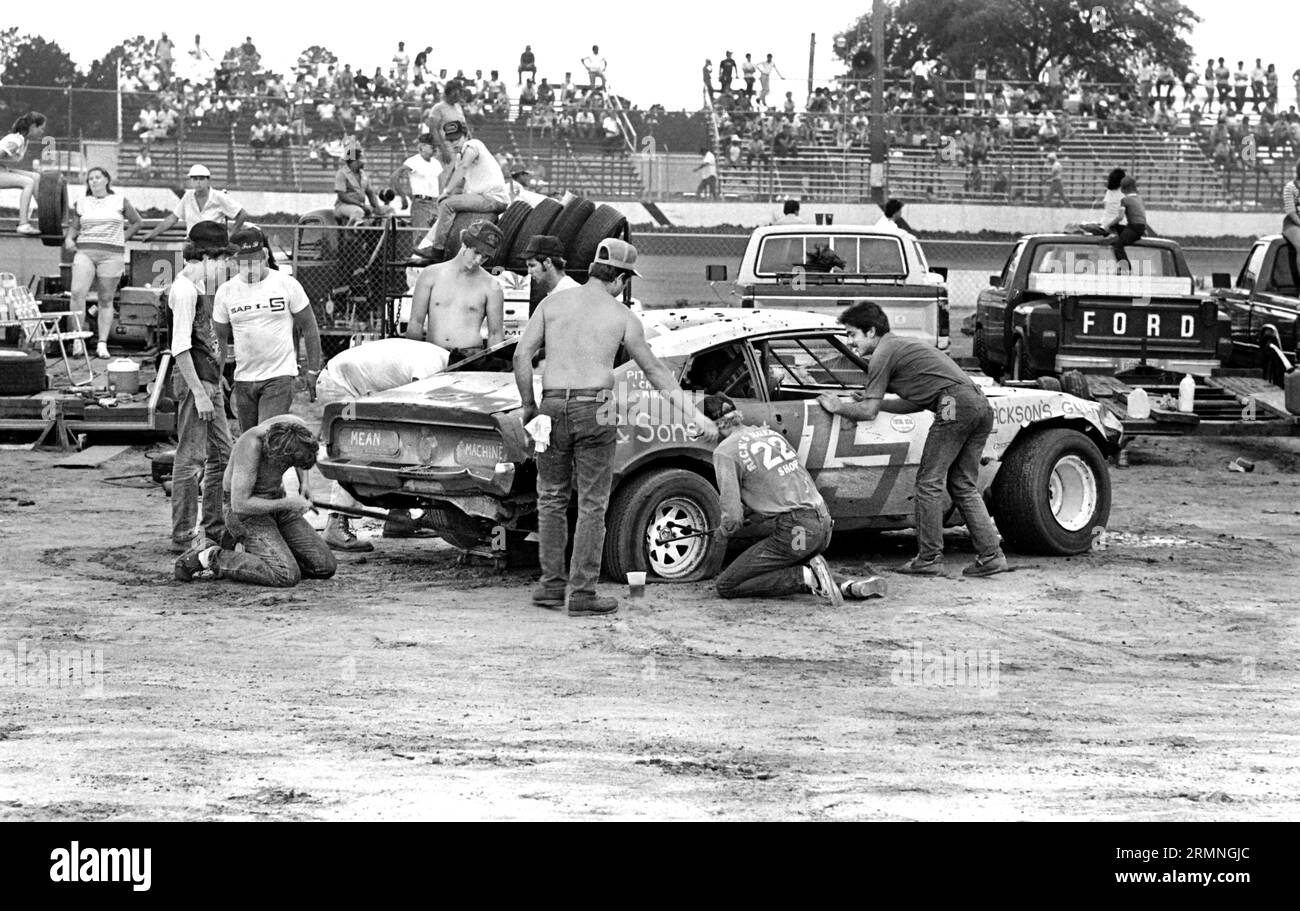 Am Wochenende arbeiten Amateurwagen-Rennteams an ihren Autos während eines Boxenstopps auf dem Volusia Speedway in Barberville, Florida, während eines Rennens im Jahr 1984. Stockfoto