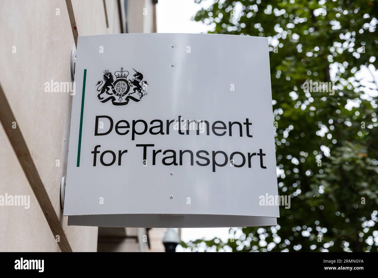 London, Großbritannien. August 29, 2023. Das Logo und das Schild des Verkehrsministeriums befinden sich auf der Horseferry Road in Westminster, London. Stockfoto
