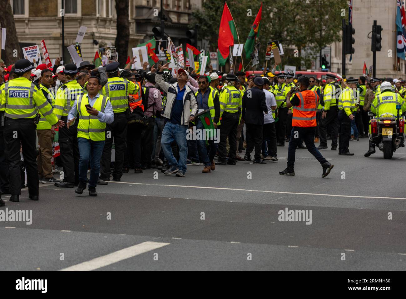 London, Großbritannien. 29. August 2023. Ein lauter und stark polizeilicher marsch/Protest für Demokratie und Menschenrechte in Bangladesch vor der Downing Street London UK Credit: Ian Davidson/Alamy Live News Stockfoto