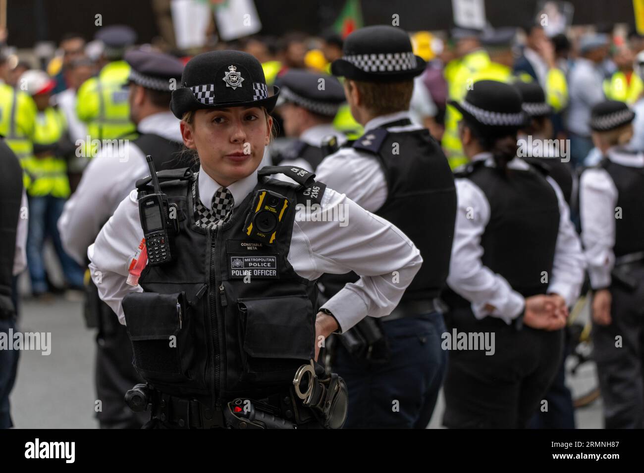 London, Großbritannien. 29. August 2023. Ein lauter und stark polizeilicher marsch/Protest für Demokratie und Menschenrechte in Bangladesch vor der Downing Street London UK Credit: Ian Davidson/Alamy Live News Stockfoto