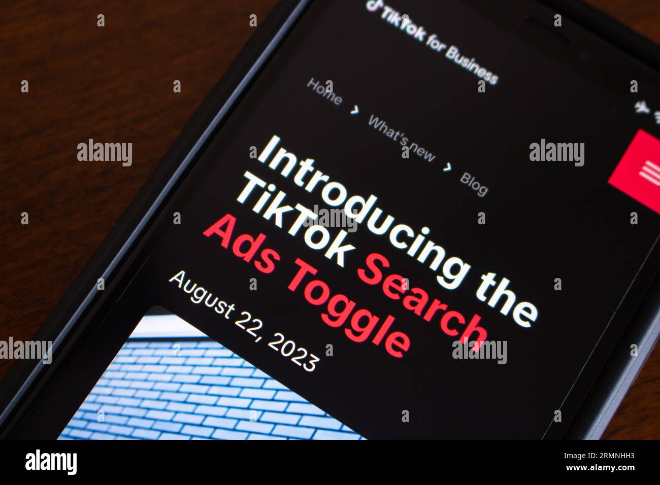 Vancouver, KANADA - Aug 28 2023 : Ein Blogbeitrag „Introducing the TikTok Search Ads Toggle“, der auf dem iPhone-Bildschirm zu sehen ist Stockfoto