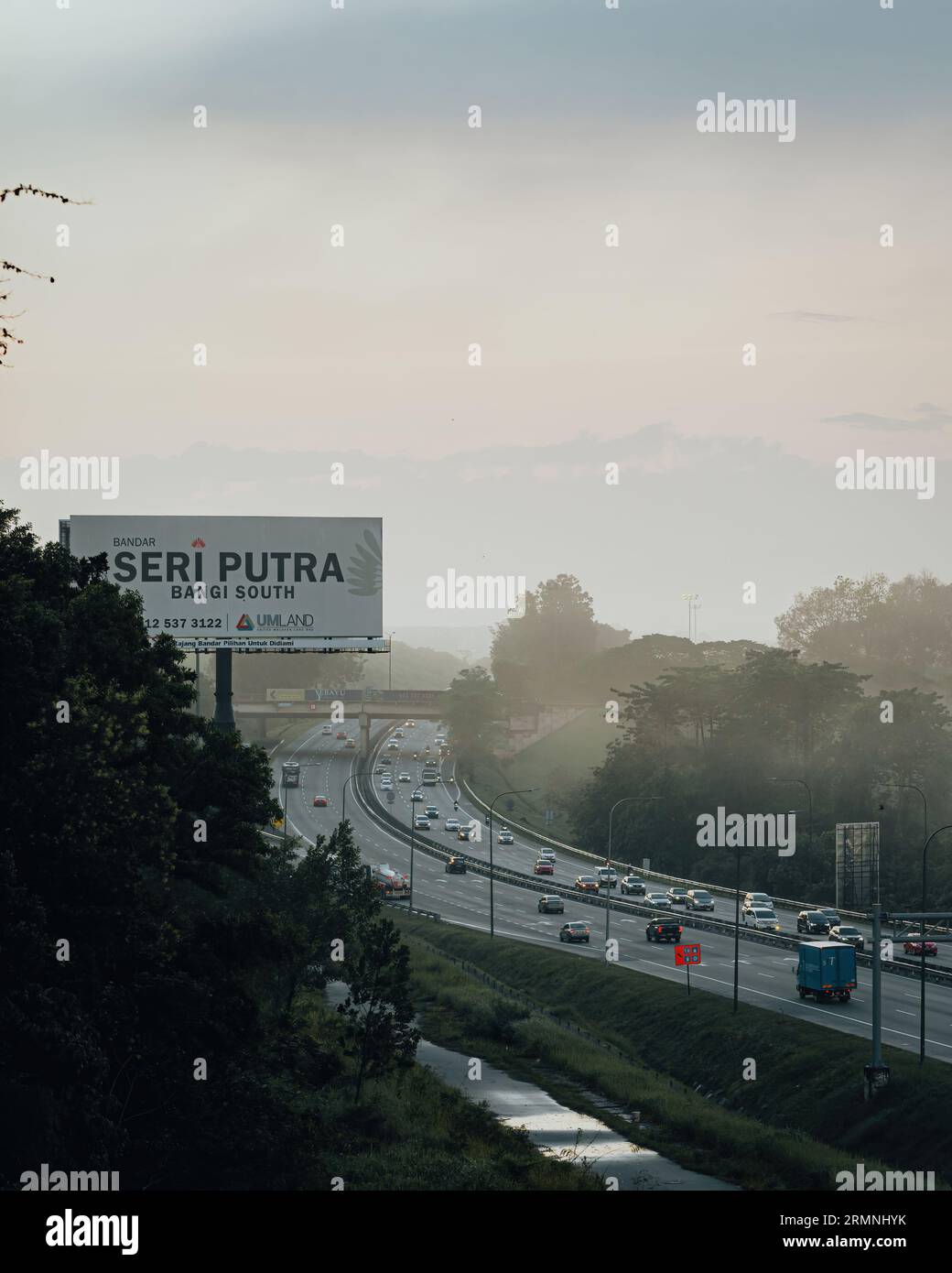 Ein großes Schild am Straßenrand, auf dem die Wörter in fettem schwarzem Buchstaben stehen Stockfoto