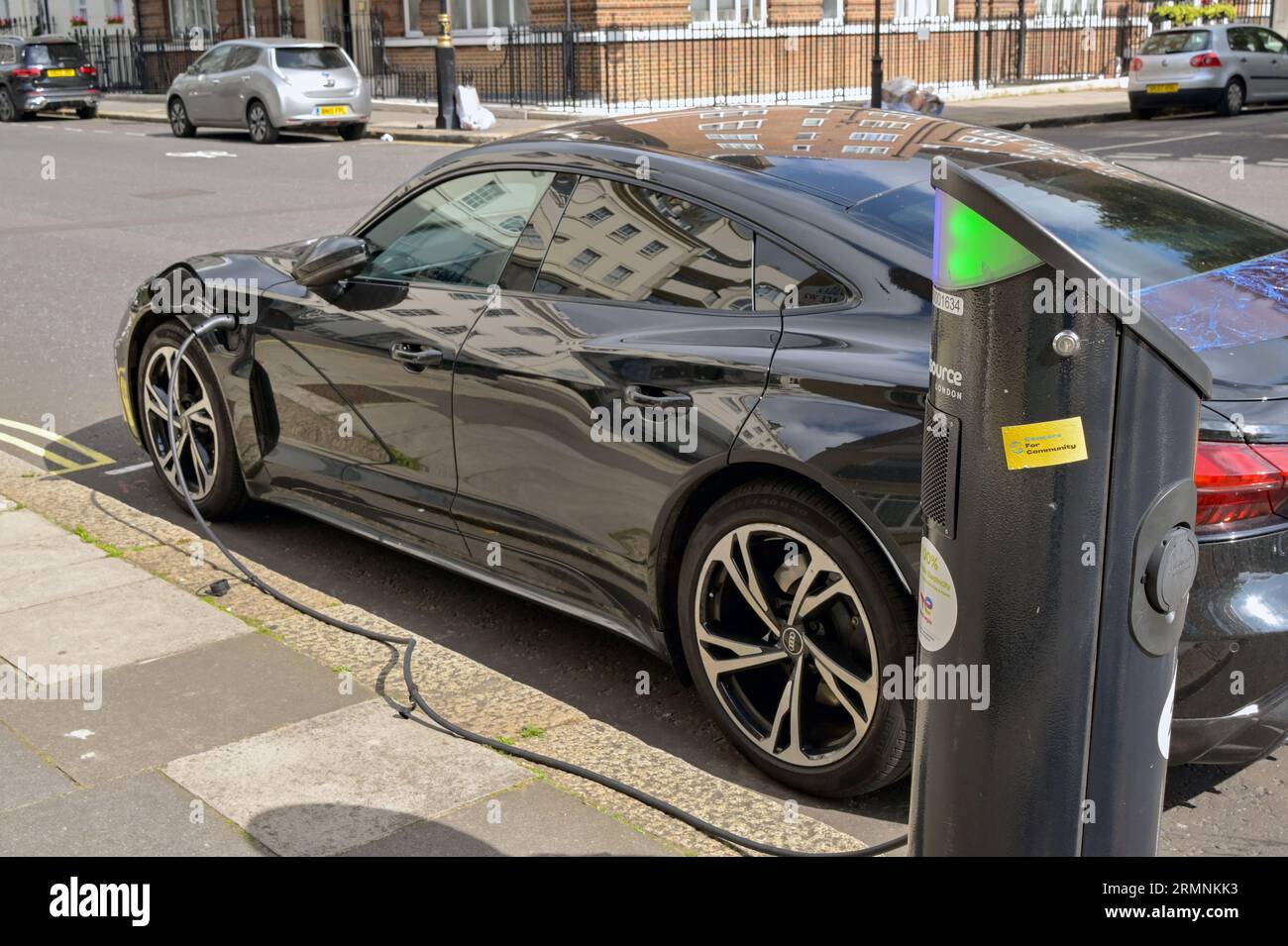 London, England, Großbritannien - 22. August 2023: Elektroauto an einen Schnellladepunkt in einer Straße im Zentrum Londons angeschlossen Stockfoto
