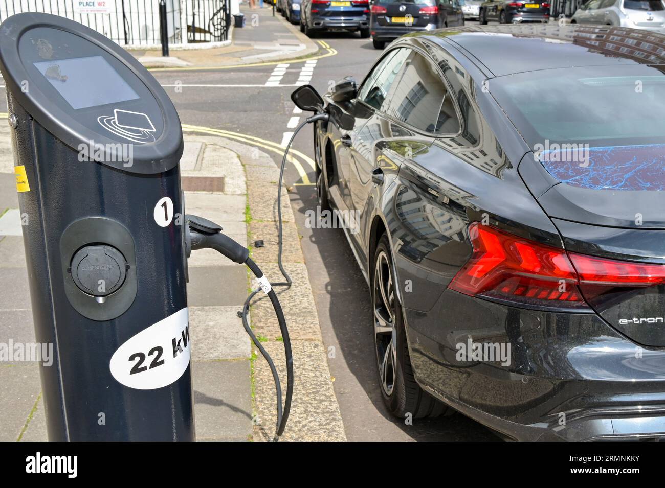 London, England, Großbritannien - 22. August 2023: Elektroauto an einen Schnellladepunkt in einer Straße im Zentrum Londons angeschlossen Stockfoto