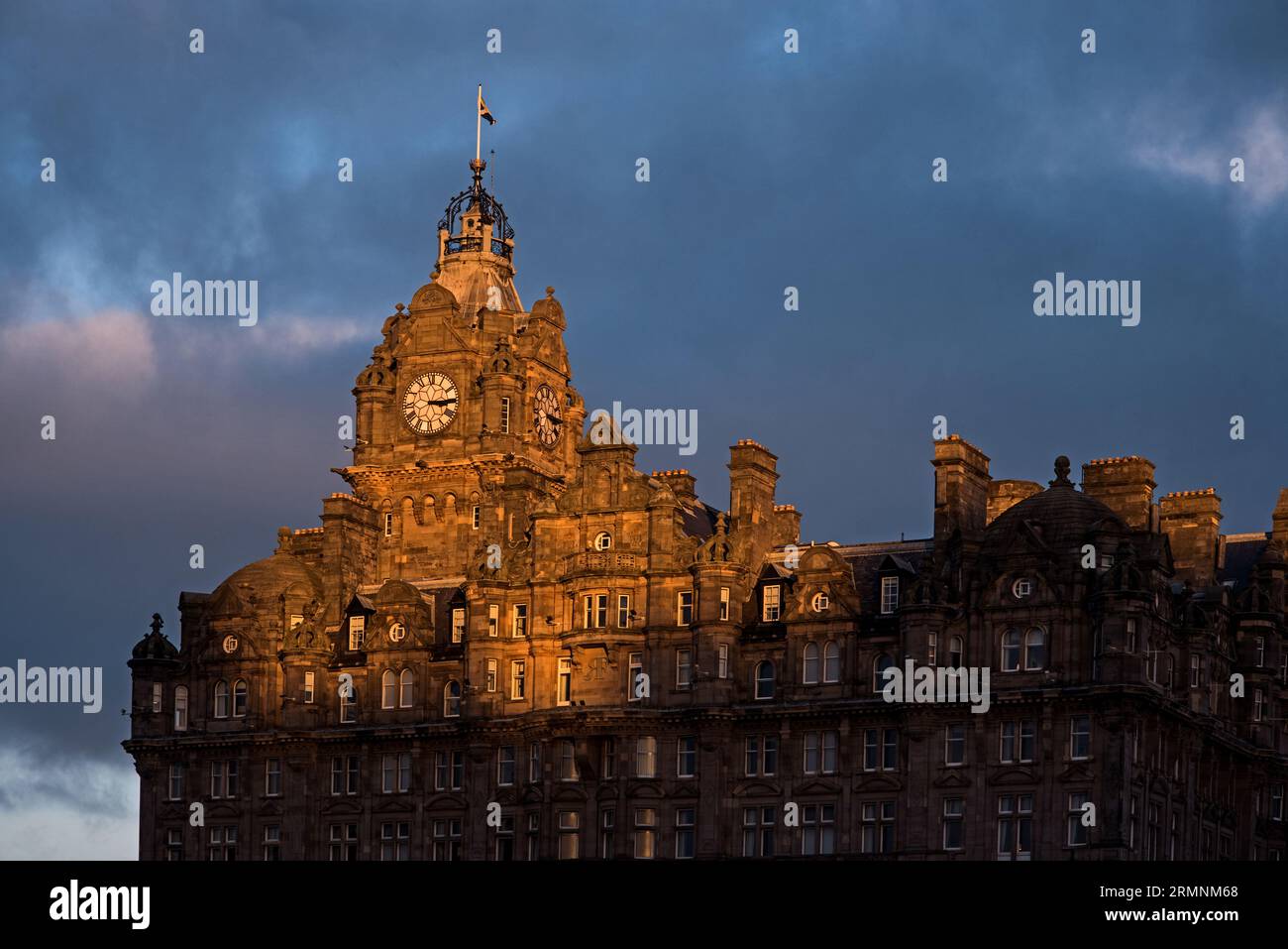 Der Uhrturm des Balmoral Hotels in der niedrigen Wintersonne der Princes Street Gardens, Edinburgh, Schottland, Großbritannien. Stockfoto