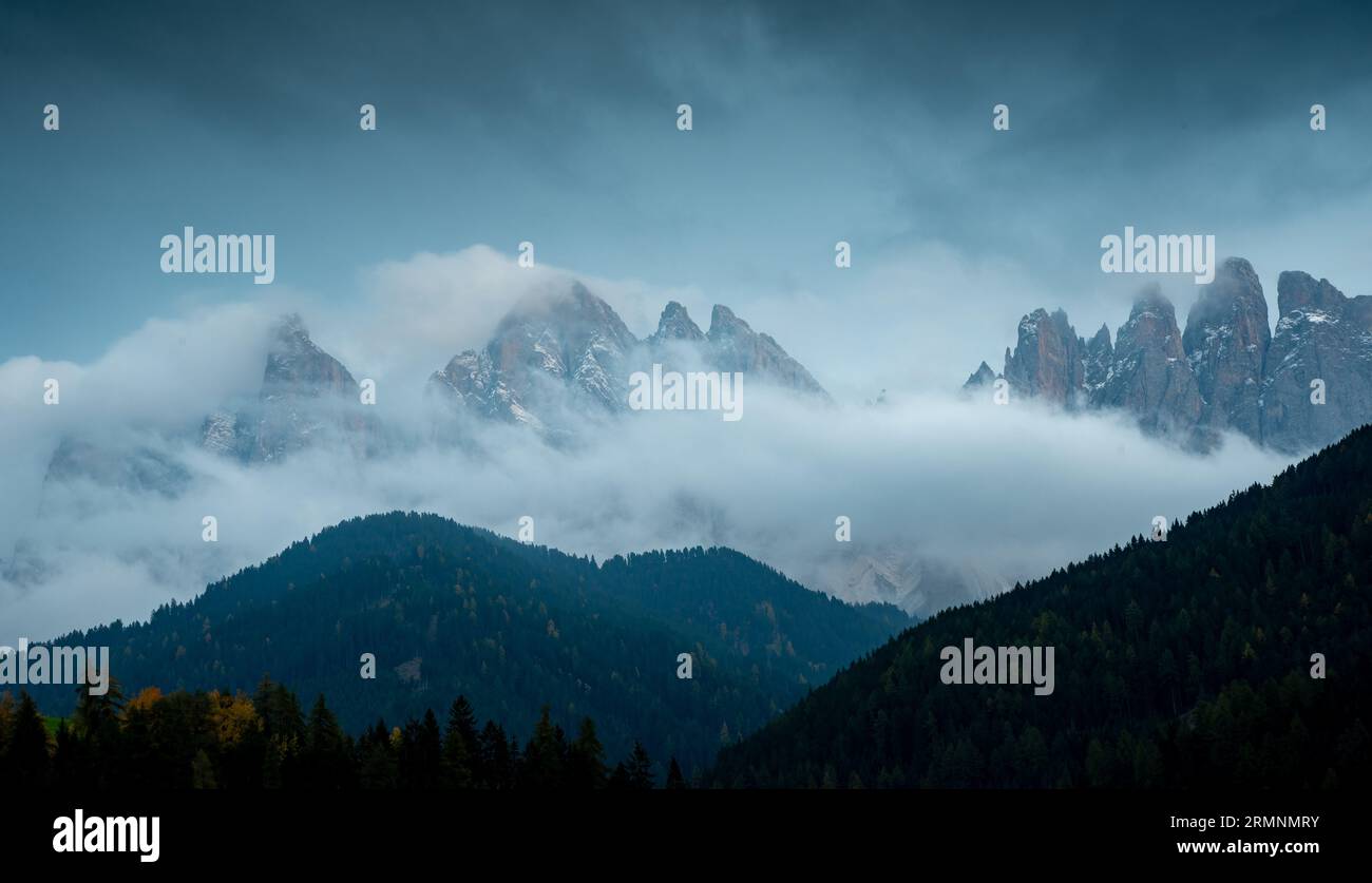 Bewölkte, neblige Berggipfel, die morgens mit Nebel bedeckt sind. Dolomiten-Felsenberge Italien Stockfoto