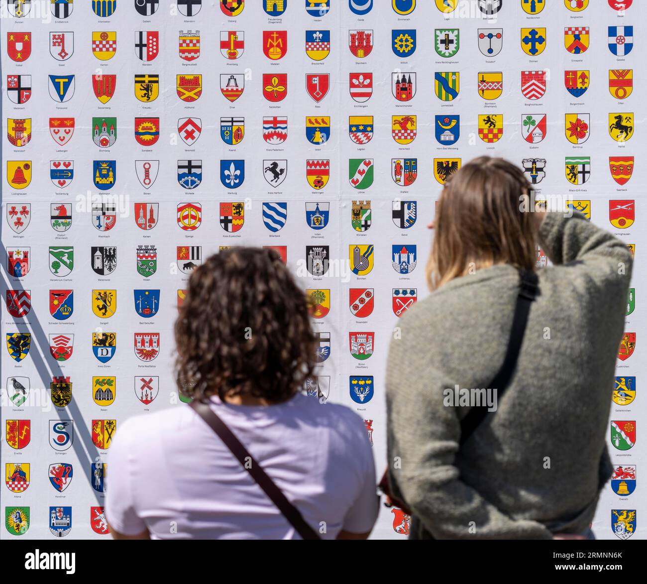 Symbolisches Bild von Haus, Plakatwand mit Wappen aller NRW-Gemeinden, Identifikation mit Haus, am Stand des Innenministeriums A Stockfoto