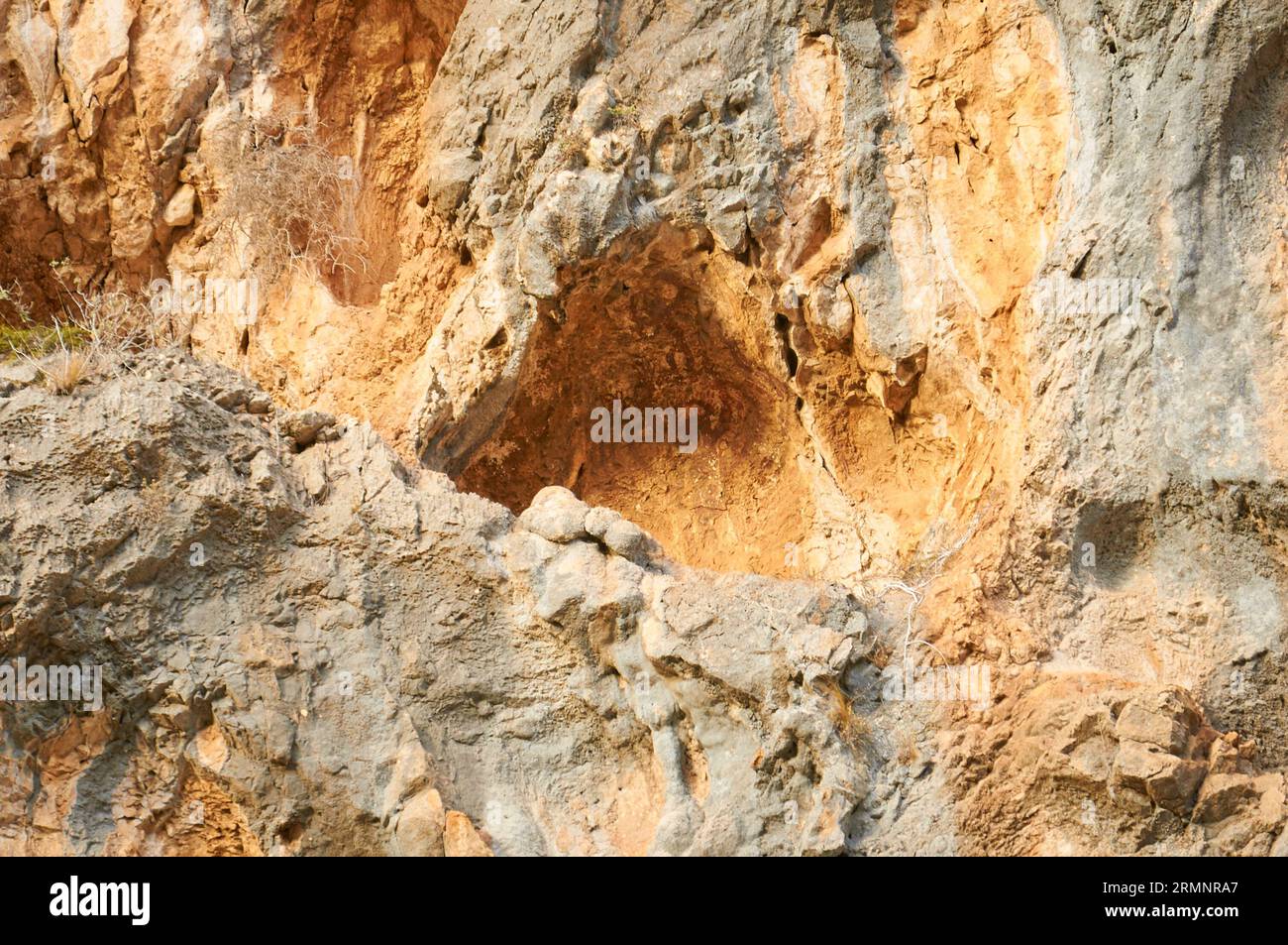 PLA de Petracos Felsmalereien mit anthropomorphen Figuren der makroschematischen Felskunst Levantine (Castell de Castells, Marina Alta, Alicante, Spanien) Stockfoto