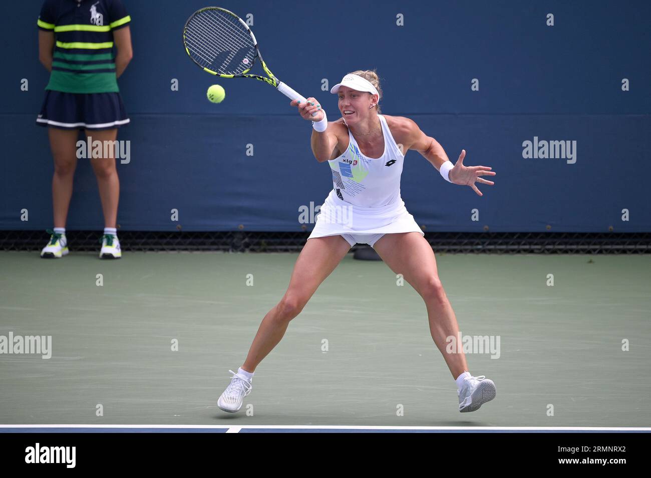 New York, USA. 29. August 2023. Die belgische Tennisspielerin Yanina Wickmayer spielt gegen Vera Zvonareva (Russland) während der 1. Runde der Frauen beim US Open Tennis-Turnier 2023 im Flushing Meadow Corona Park in Queens, New York, NY, 29. August 2023. (Foto: Anthony Behar/SIPA USA) Credit: SIPA USA/Alamy Live News Stockfoto