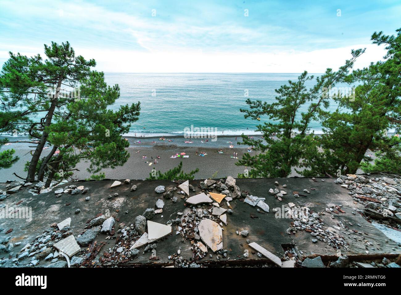 Über dem Blick auf den wilden Strand Stockfoto