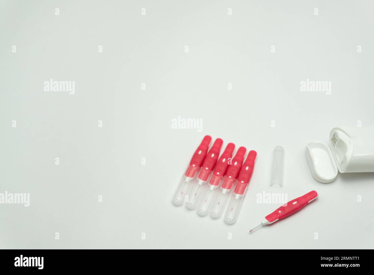 Interdentalbürstenstifte und Zahnseide auf weißem Hintergrund, Kopierraum Stockfoto