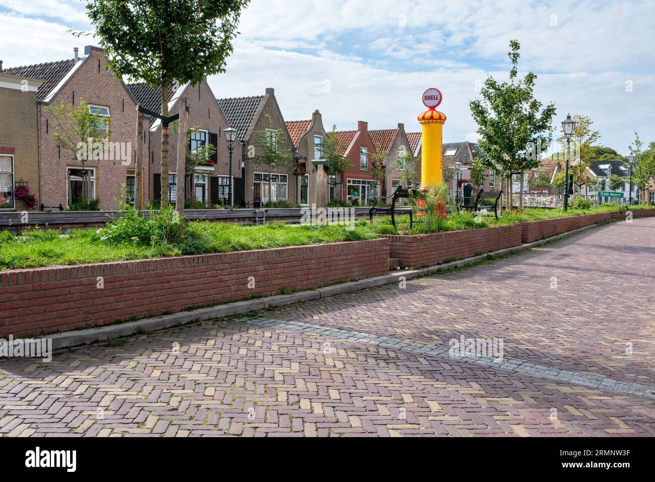 SCHIPLUIDEN, NIEDERLANDE - 29. AUGUST 2023 : Blick auf das schöne Dorfzentrum von Schipluiden mit seinen malerischen Häusern und Booten in der kana Stockfoto