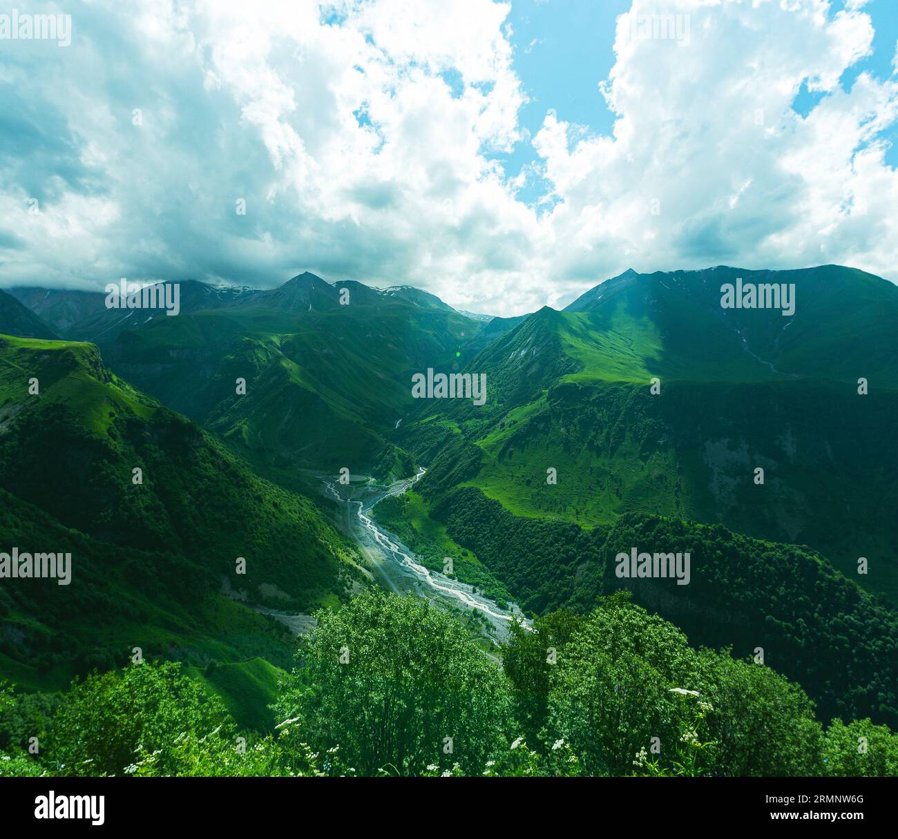 Sommerliche Berglandschaften des Zentralkaukasus Stockfoto